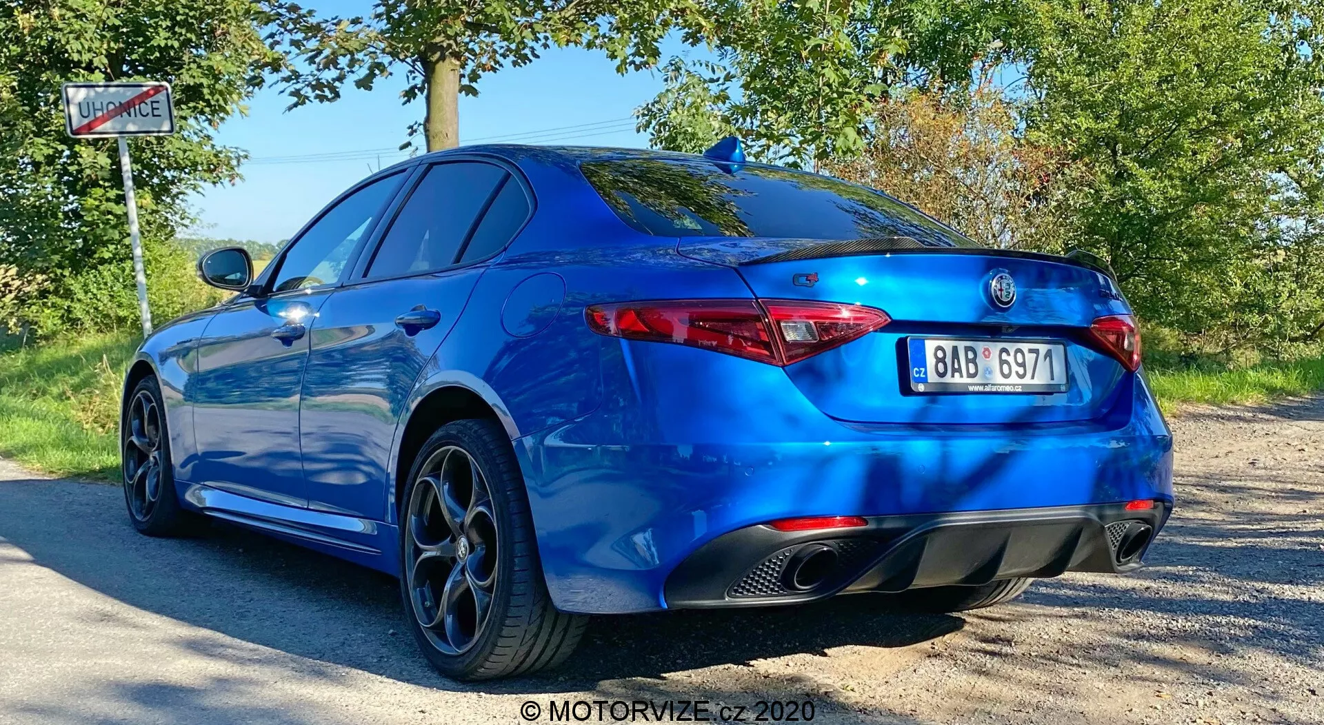 Elegante Alfa Romeo Giulia 2016 mostrando su diseño elegante y características deportivas