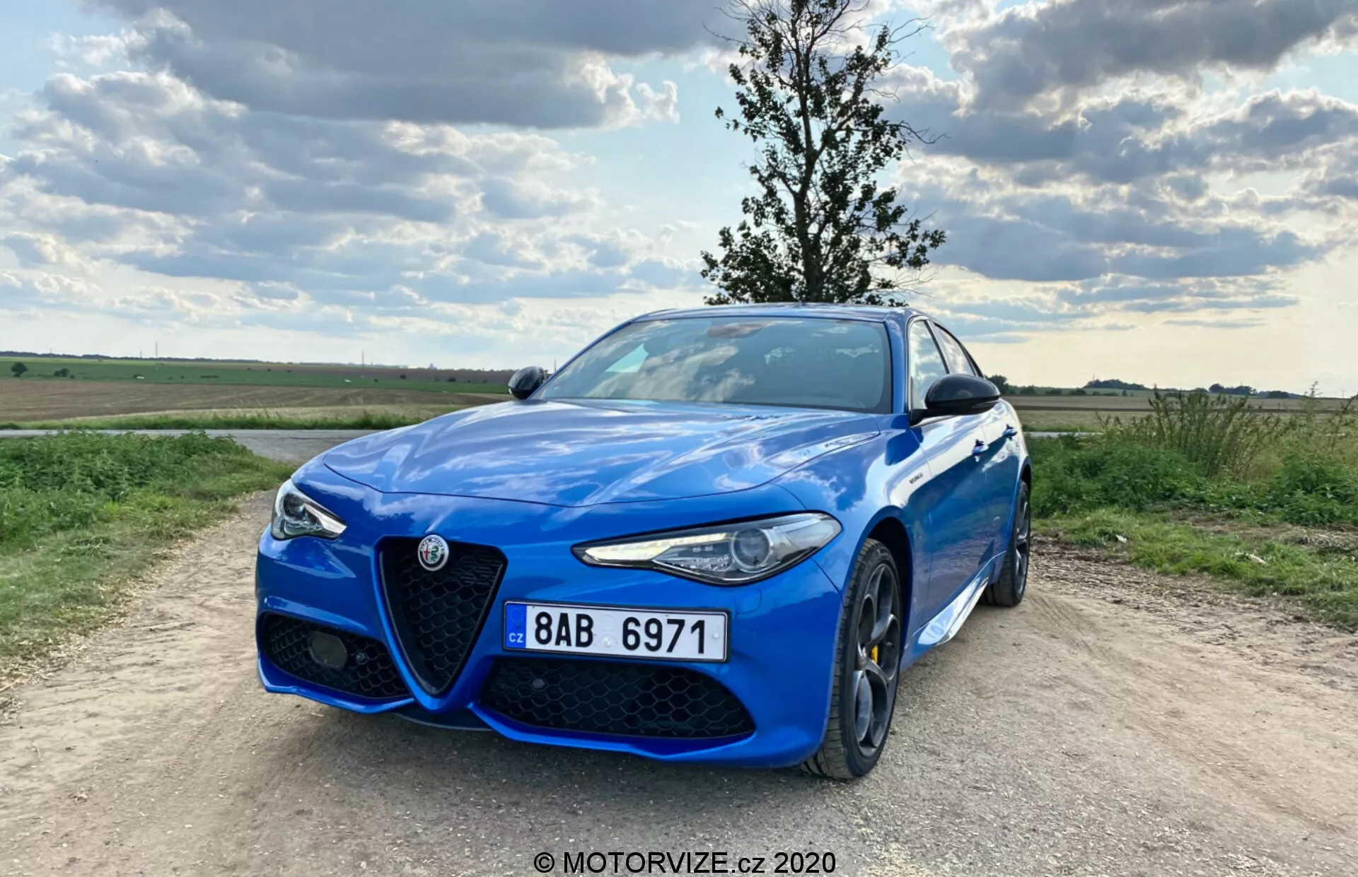 Alfa Romeo Giulia 2016, un sedán premium deportivo y elegante con una parrilla distintiva, curvas estilizadas y un rendimiento de alta calidad