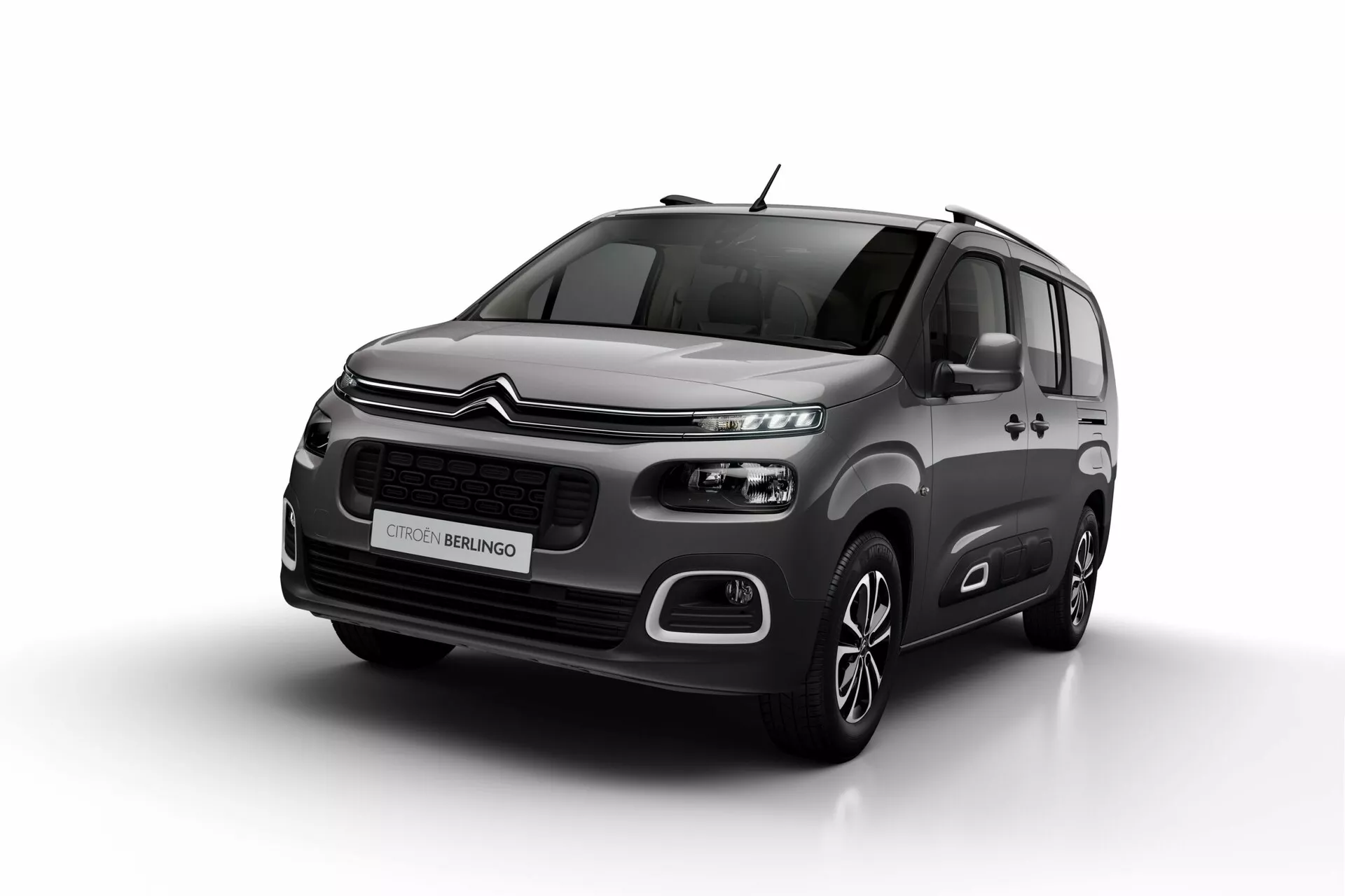 Foto de estudio del Citroën Berlingo 2021 mostrando el perfil frontal y lateral con parrilla prominente, faros LED, luces antiniebla, paragolpes elegante, ruedas de aleación y carrocería metálica, destacando las características de diseño y tecnología