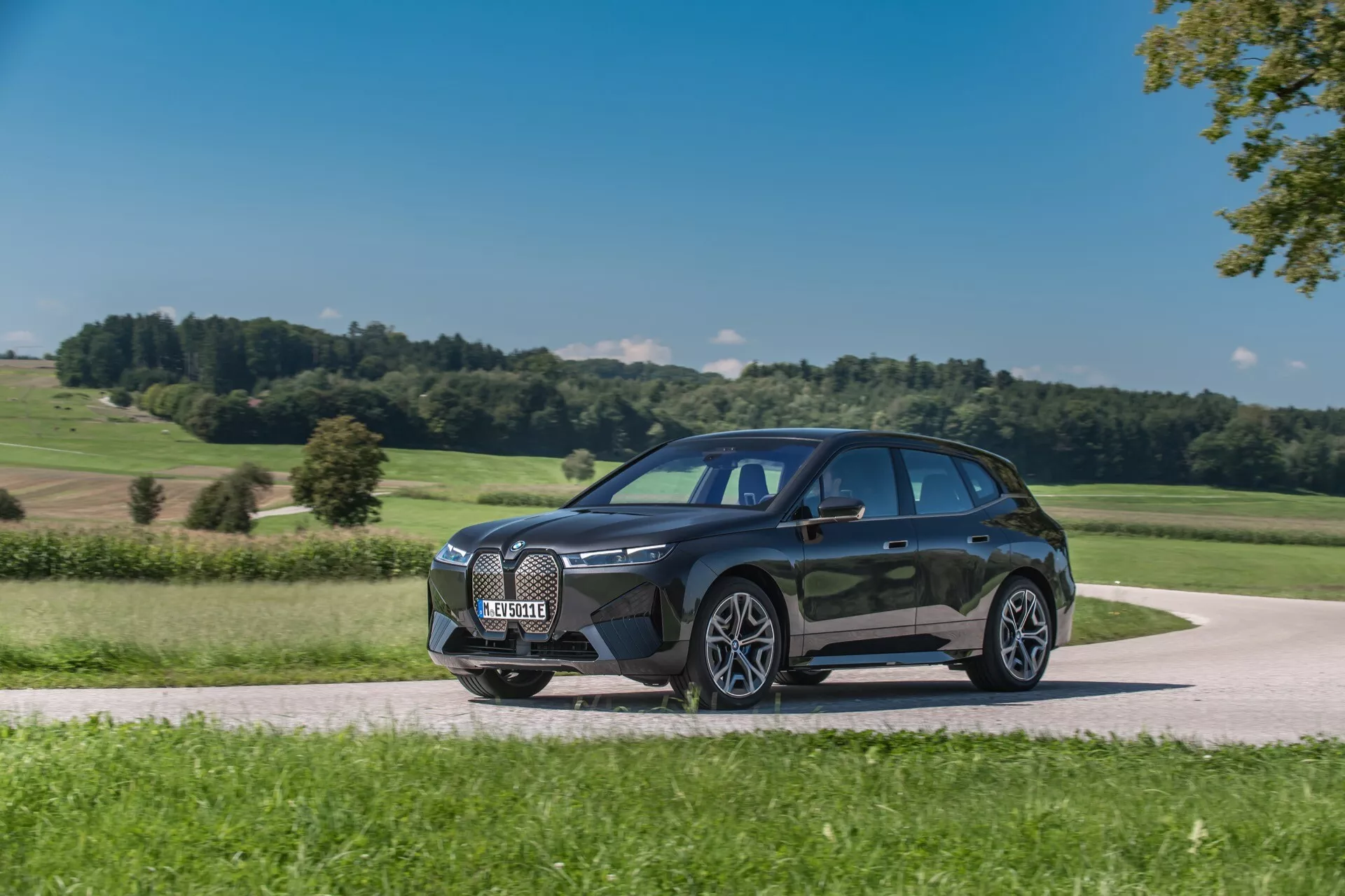 Modelo BMW iX i20 de 2021 en un diseño elegante que muestra su exterior futurista, líneas elegantes y tecnología innovadora