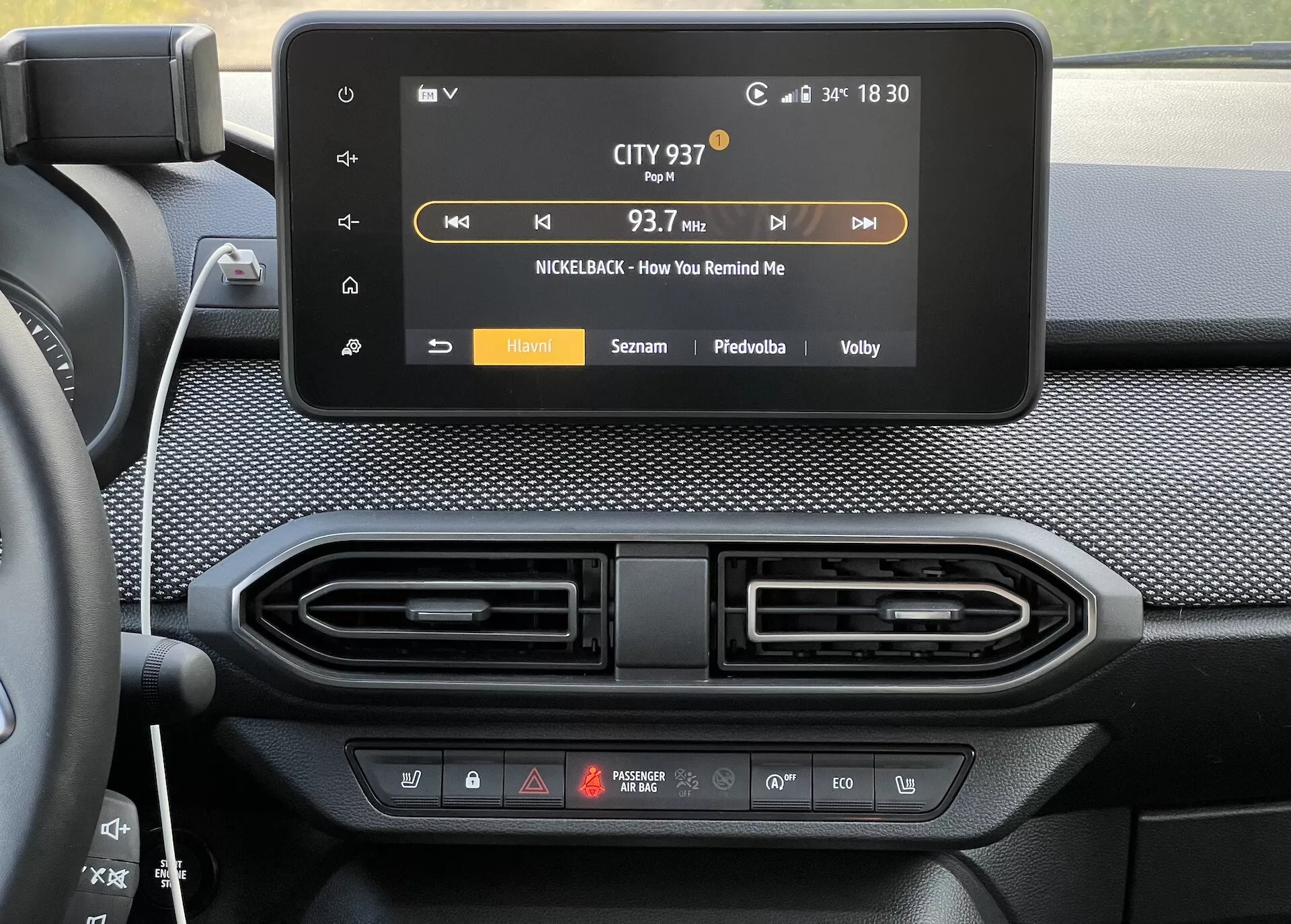Consola central de Dacia Jogger 2022 con pantalla táctil de infoentretenimiento mostrando la radio y rejillas de climatización debajo