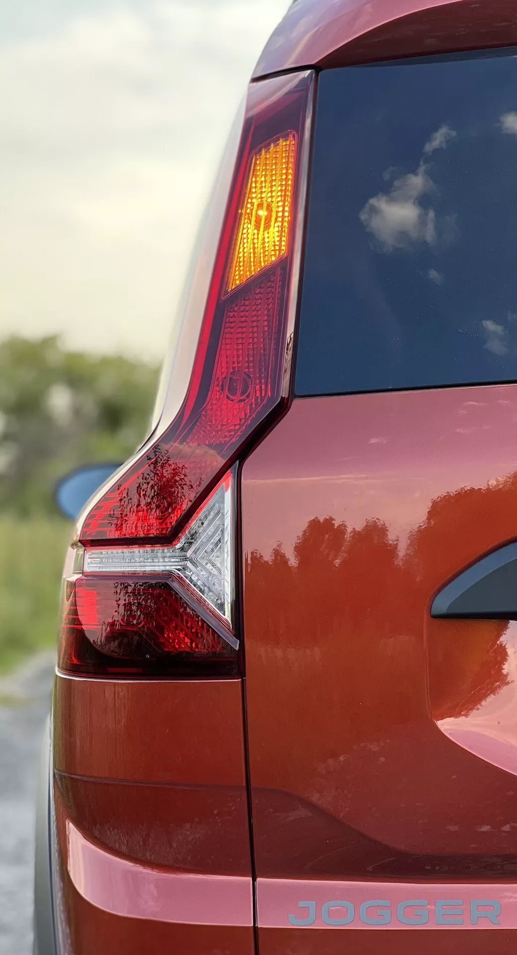 Vista detallada de la cuarta trasera del Dacia Jogger 2022, enfocándose en las luces traseras LED y el acabado metálico burdeos