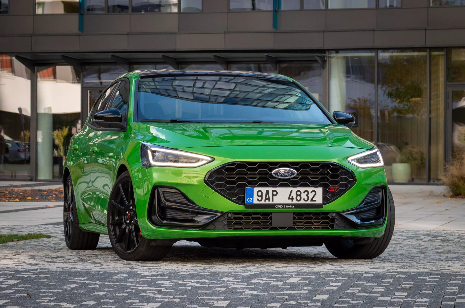 Ford Focus ST 2022 en verde vibrante desde una perspectiva frontal de tres cuartos destacando la parrilla, faros LED, parachoques deportivo, líneas del capó y rueda de aleación de múltiples radios