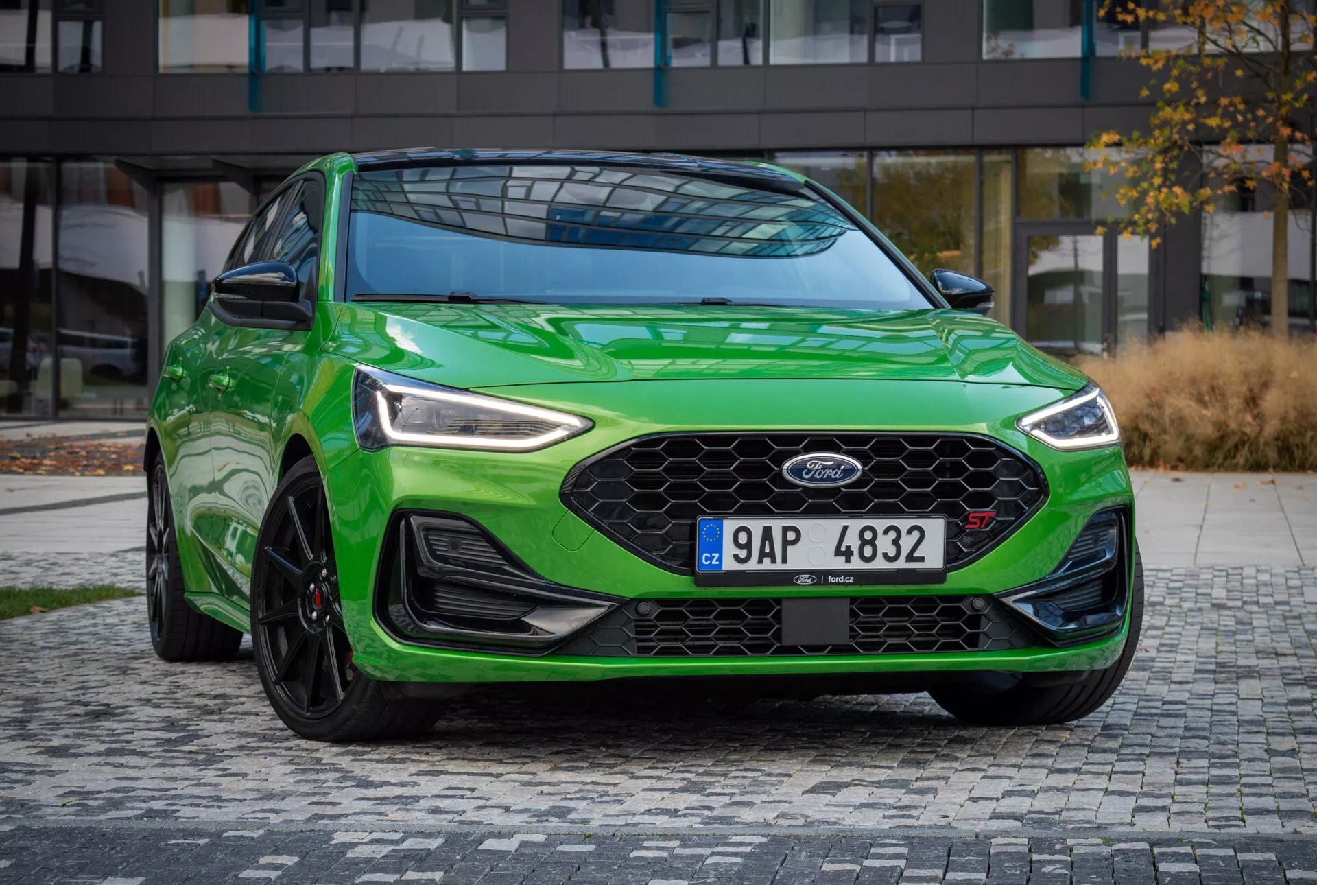Ford Focus ST 2022 en verde vibrante con vista frontal que muestra la parrilla, los faros, las luces antiniebla y el diseño del parachoques, enfatizando la estética moderna del hatchback y las características tecnológicas