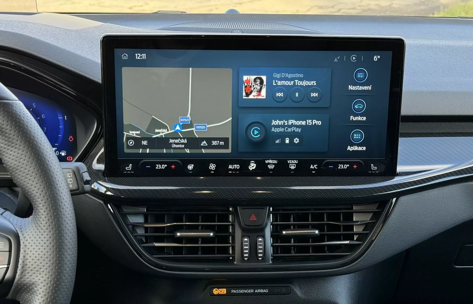 Área central del tablero del Ford Focus ST 2022 con un sistema de información y entretenimiento con pantalla táctil grande, mapa de navegación, Apple CarPlay, botones de control climático y un diseño moderno del tablero