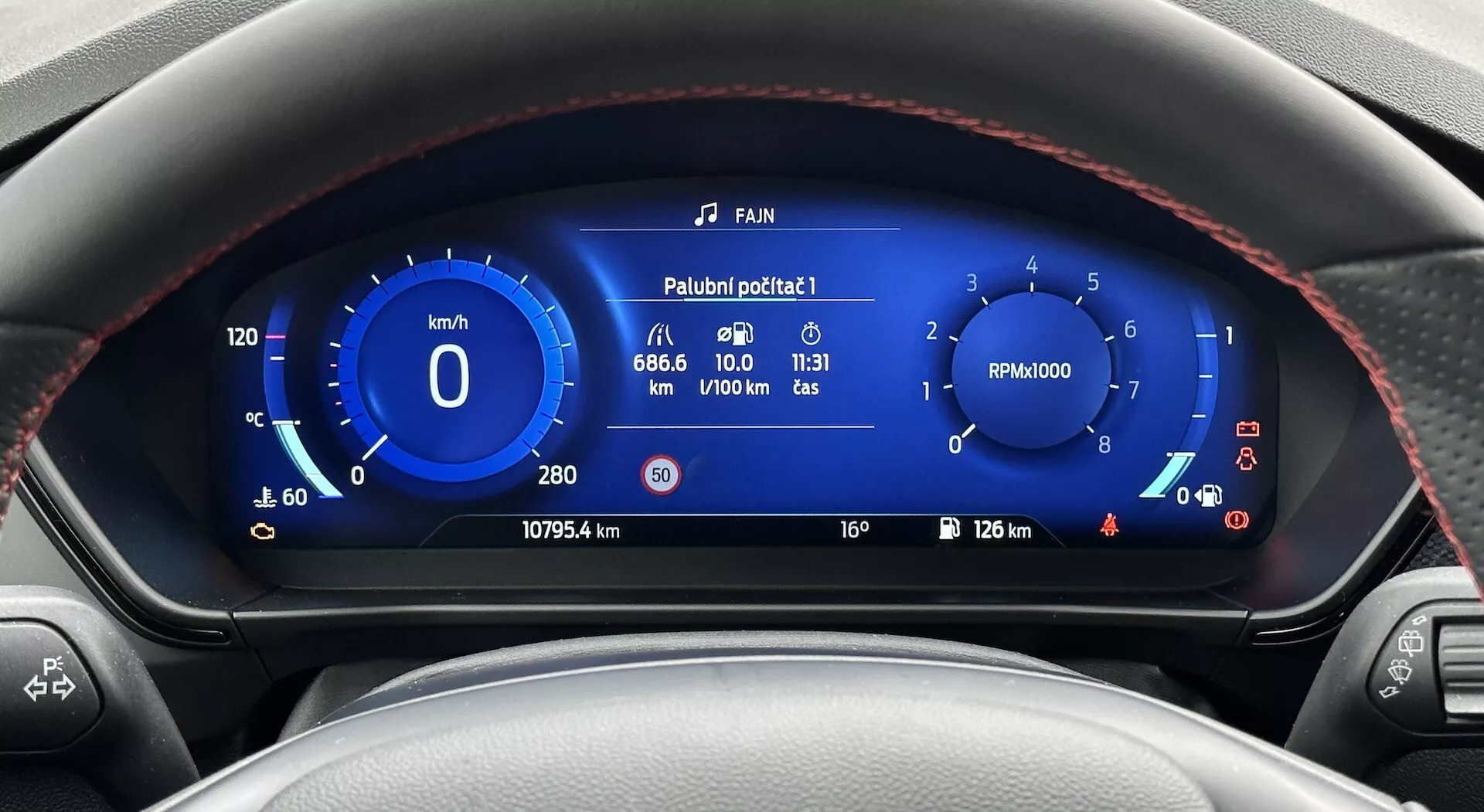 Pantalla del tablero digital Ford Focus 2022 vista desde el asiento del conductor mostrando velocímetro, tacómetro, indicadores de combustible y temperatura, y detalles del viaje