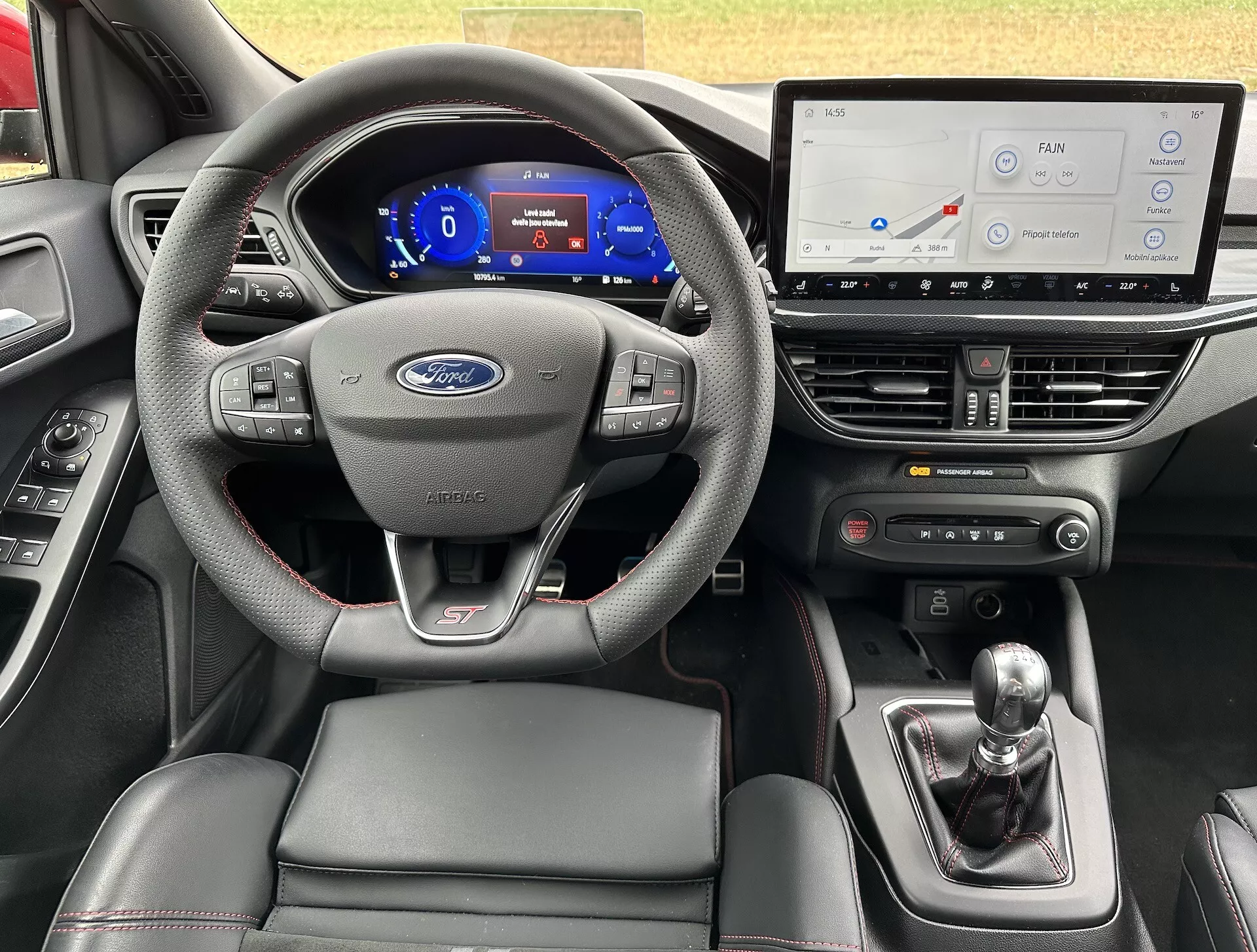 Vista interior del Ford Focus ST 2022 con pantallas digitales, volante deportivo y transmisión manual, destacando tecnología avanzada y diseño