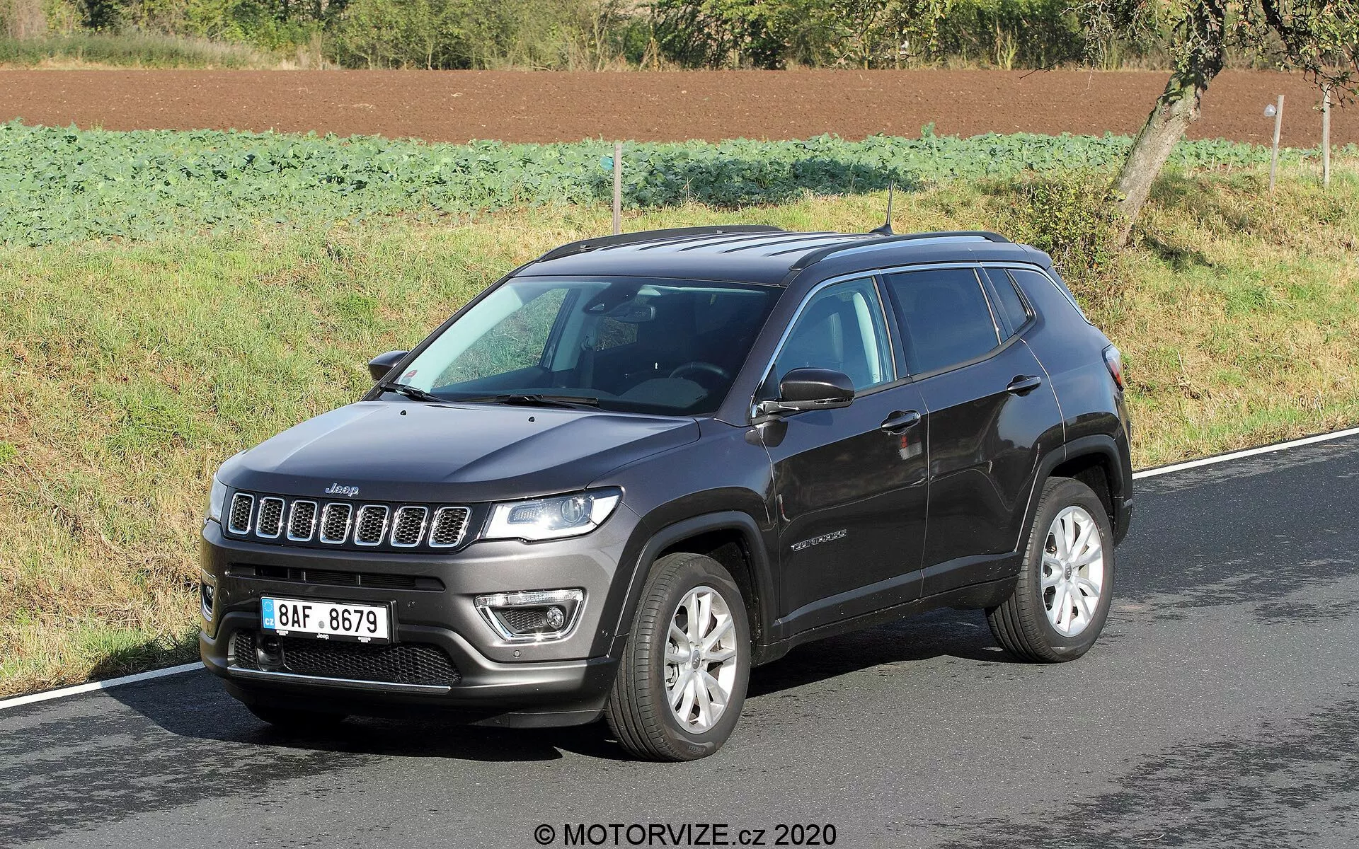 Jeep Compass 2017 exhibiendo diseño elegante, capacidades todoterreno y características modernas