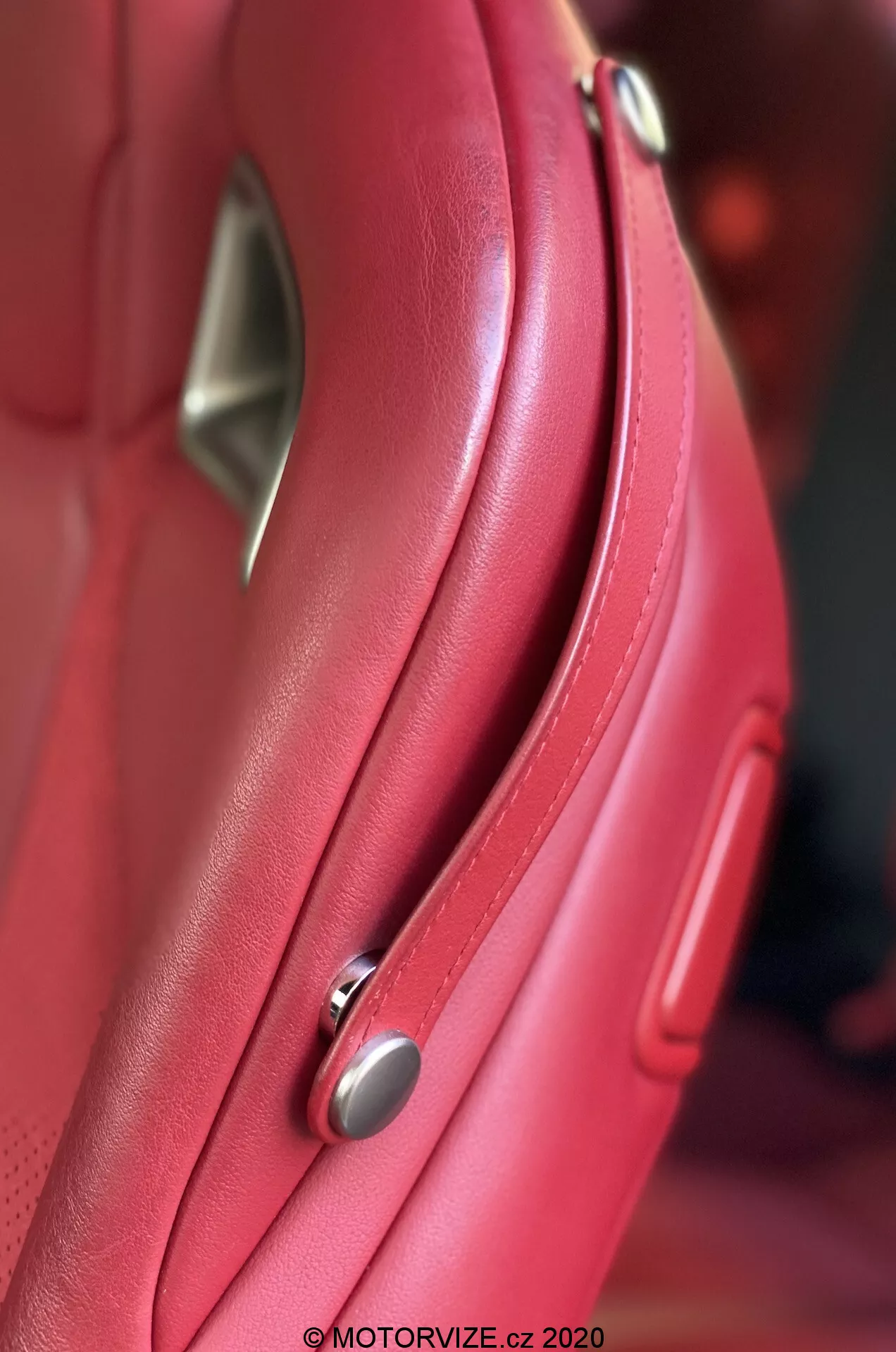 Lexus RC 2016, un coupé de lujo con diseño elegante, características avanzadas de seguridad y un rendimiento potente