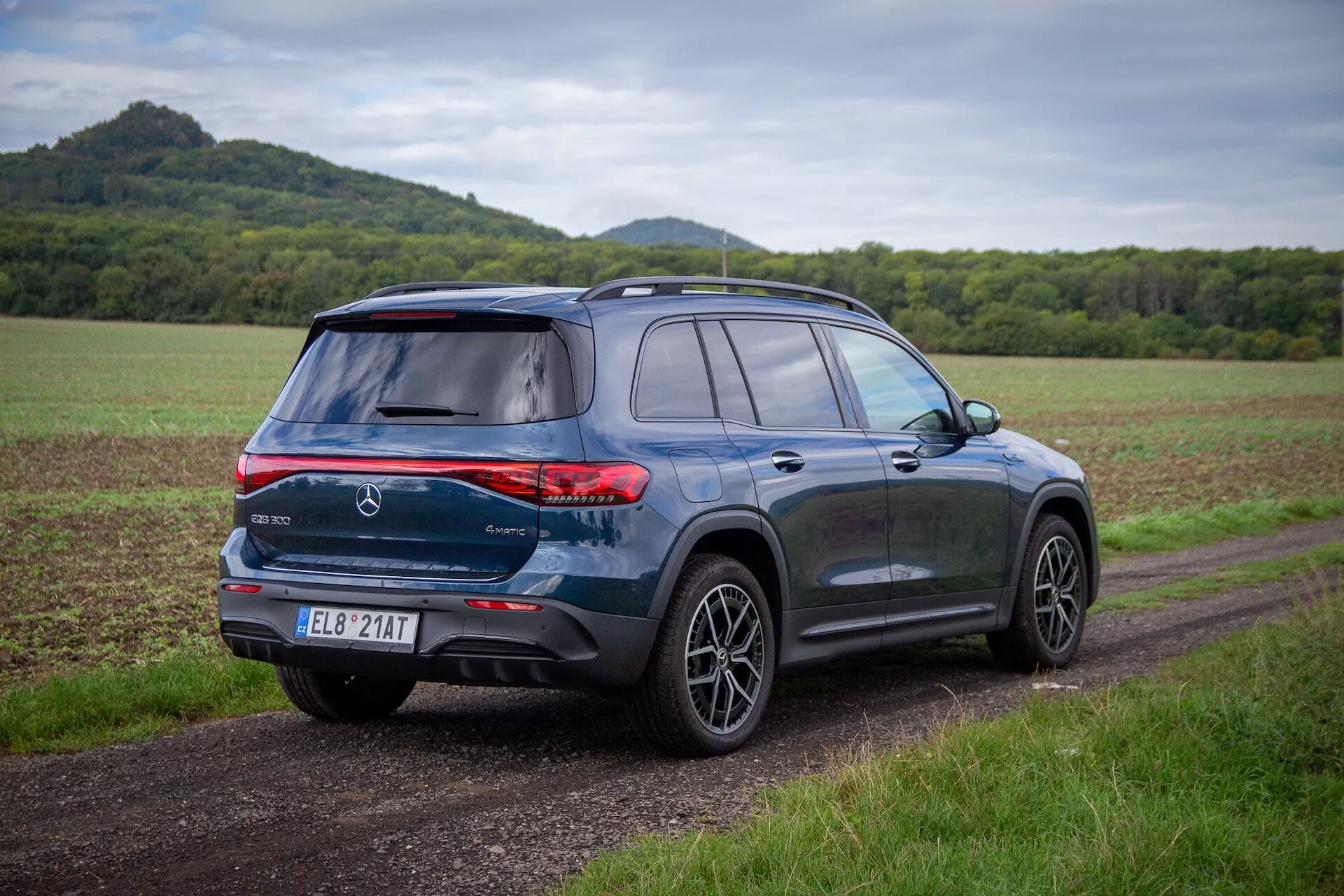 SUV eléctrico Mercedes-Benz EQB modelo 2021 en plata en una autopista con fondo de cielo despejado