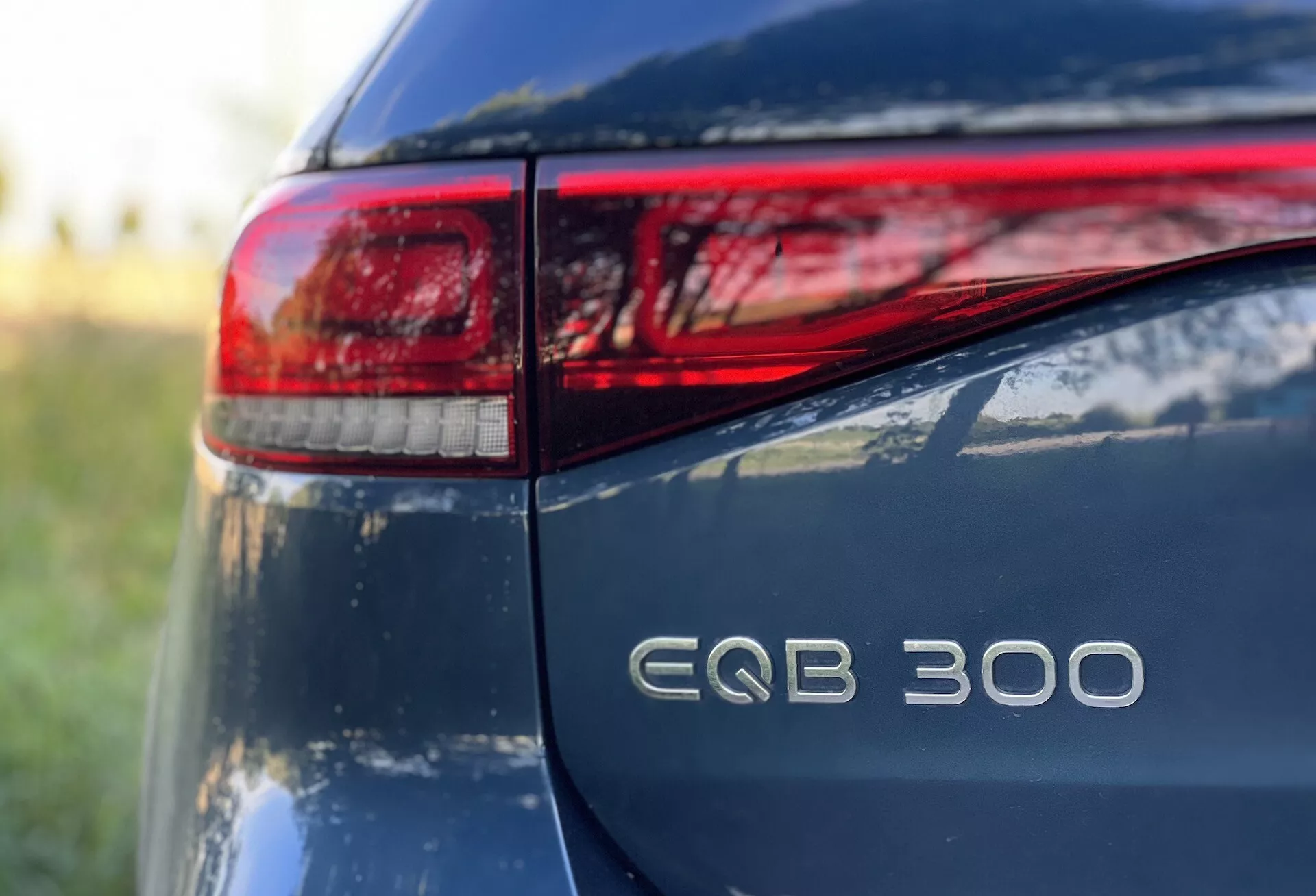 Vista detallada del lado izquierdo trasero del Mercedes-Benz EQB 300 de 2021 destacando el diseño del faro trasero LED y la designación del modelo