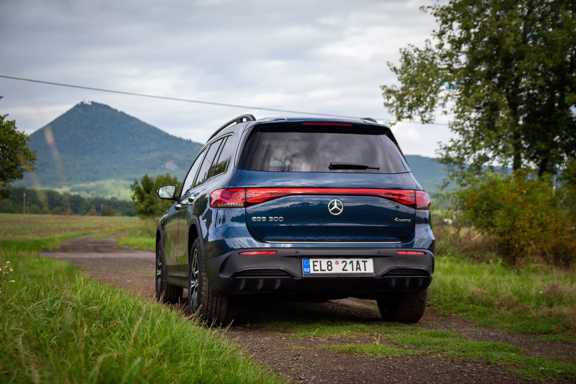 SUV eléctrica Mercedes-Benz EQB 2021 en color plata mostrando el diseño exterior y faros LED