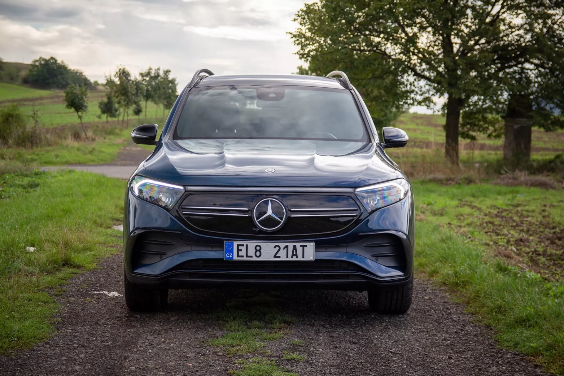 SUV eléctrico Mercedes-Benz EQB 2021 en pose dinámica mostrando su diseño elegante y características tecnológicas avanzadas