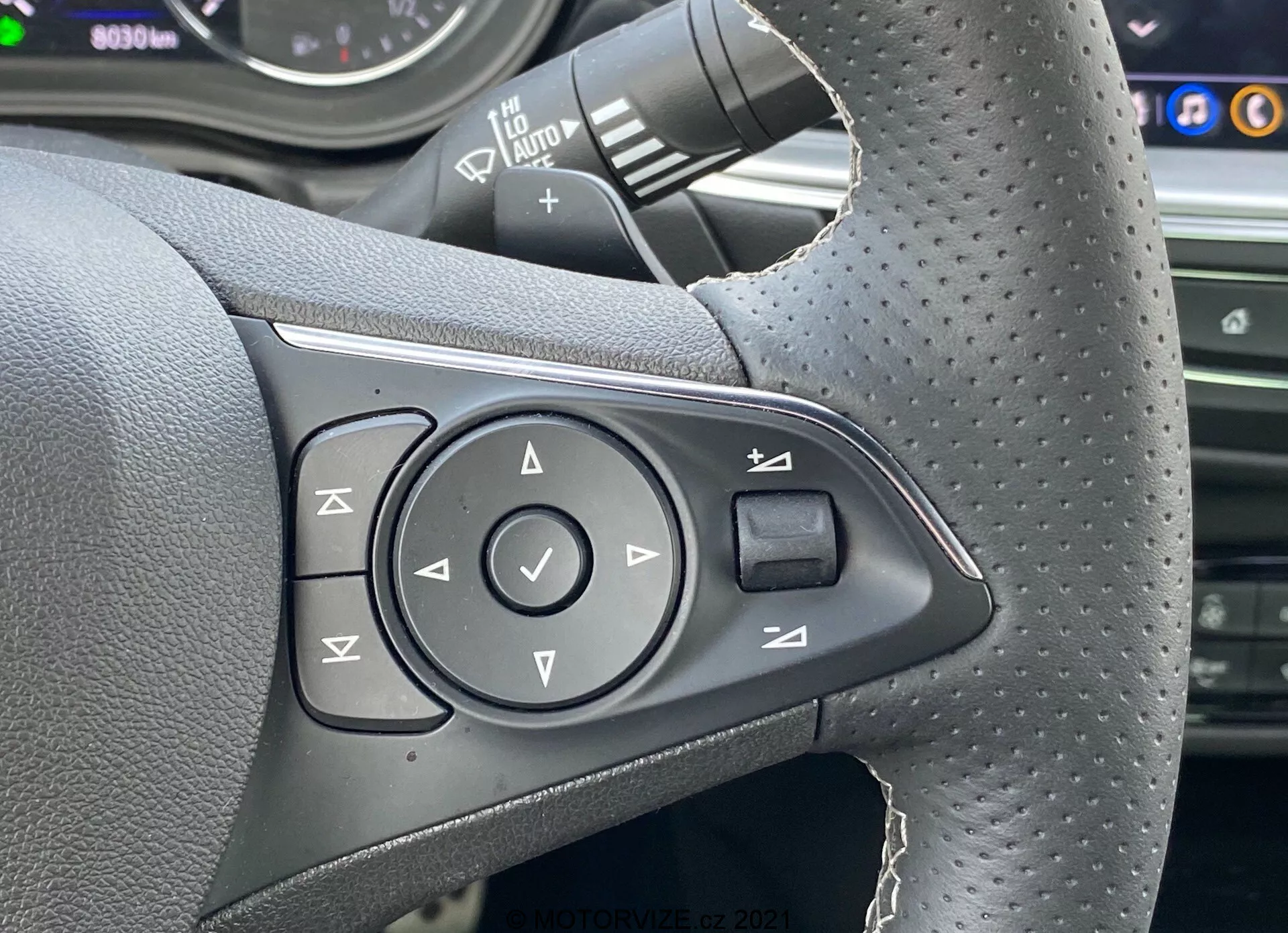 Vista lateral de un Opel Insignia GSi Grand Sport 2020 en movimiento, mostrando su elegante diseño aerodinámico, faros LED sofisticados y llantas de aleación deportivas