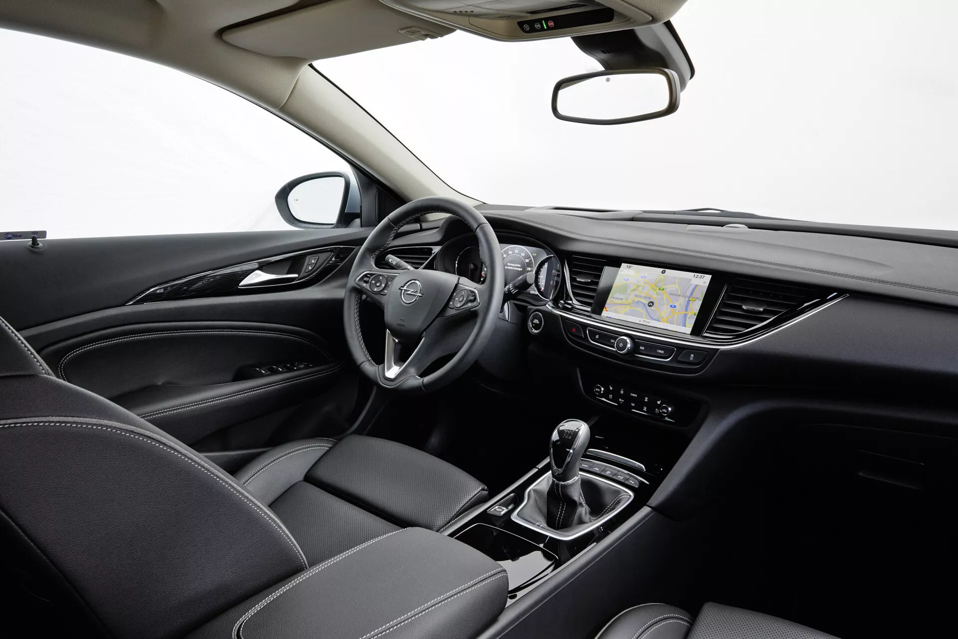 Interior del Opel Insignia 2013 que muestra un volante multifunción, tablero digital, sistema de infoentretenimiento táctil con navegación, transmisión automática con selector de modo de conducción, control climático y asientos de cuero con costuras detalladas, todo bajo iluminación de estudio profesional.