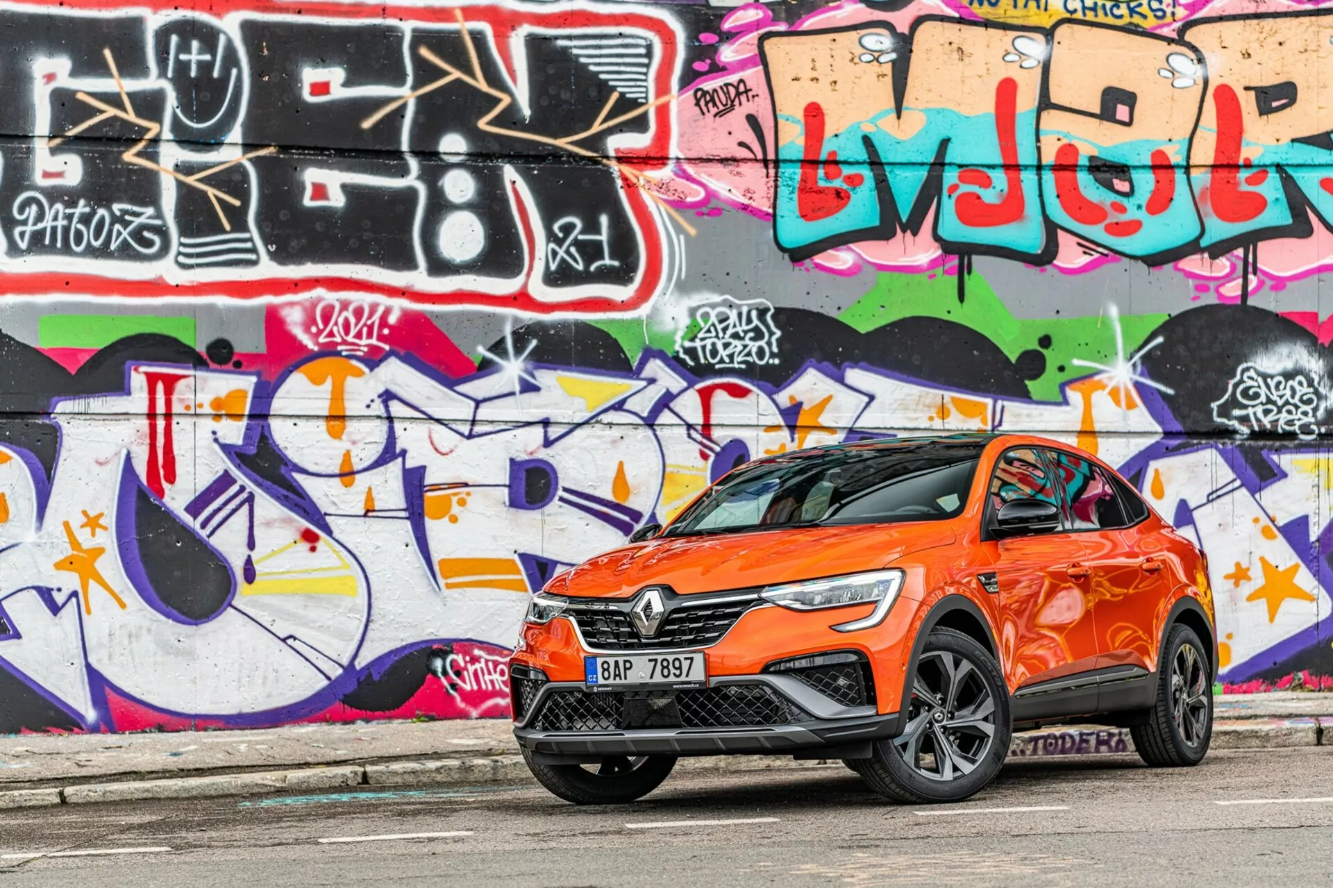 Vista frontal del Renault Arkana 2021, destacando su diseño elegante, faros LED distintivos y contornos aerodinámicos.