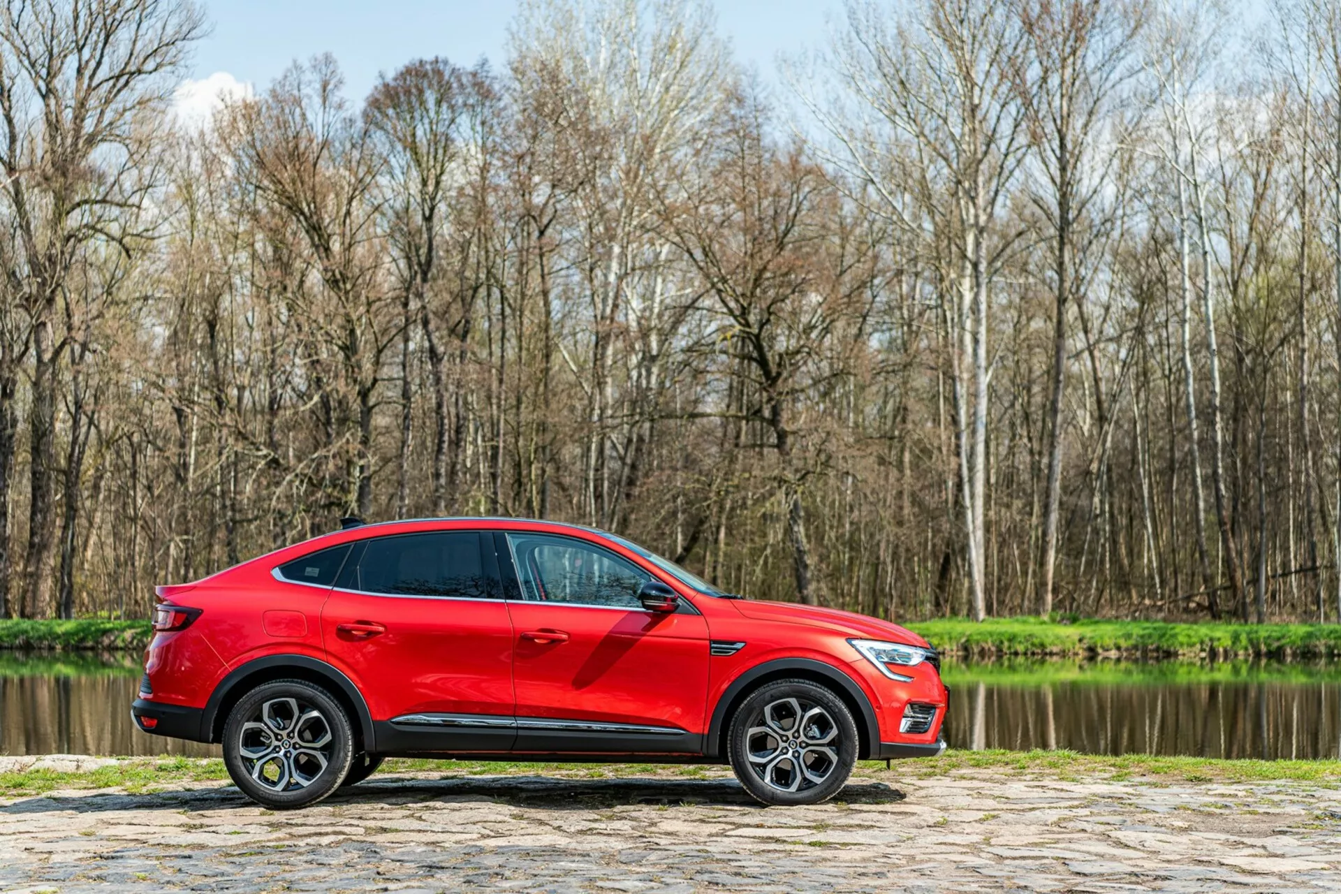 Vista frontal del Renault Arkana 2021 con un diseño moderno y elegante que incluye faros LED elegantes y una parrilla dinámica y audaz, mostrando su atractivo deportivo y sofisticado.