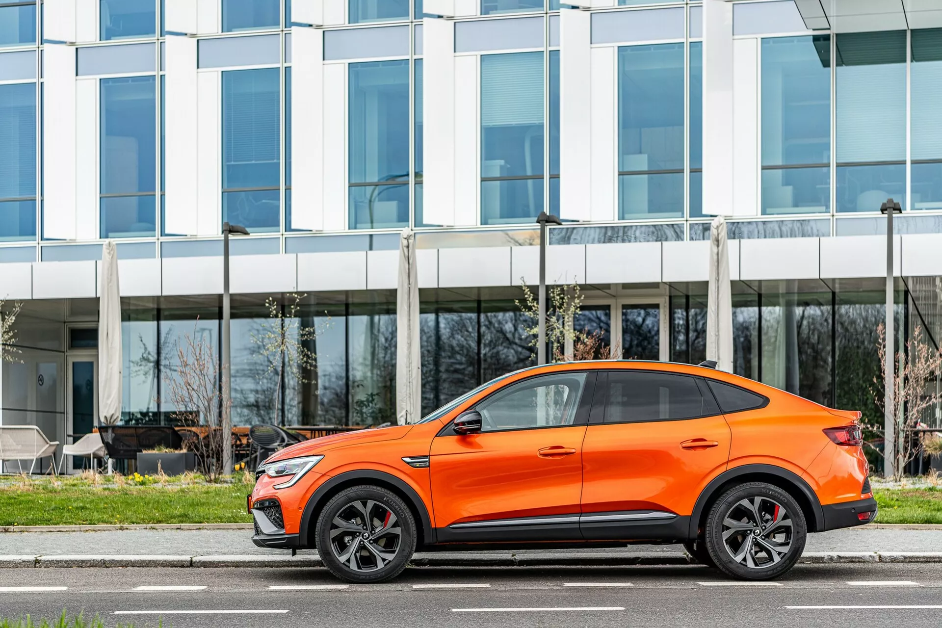 Renault Arkana 2021 - crossover SUV elegante con diseño deportivo, líneas elegantes y características tecnológicas avanzadas