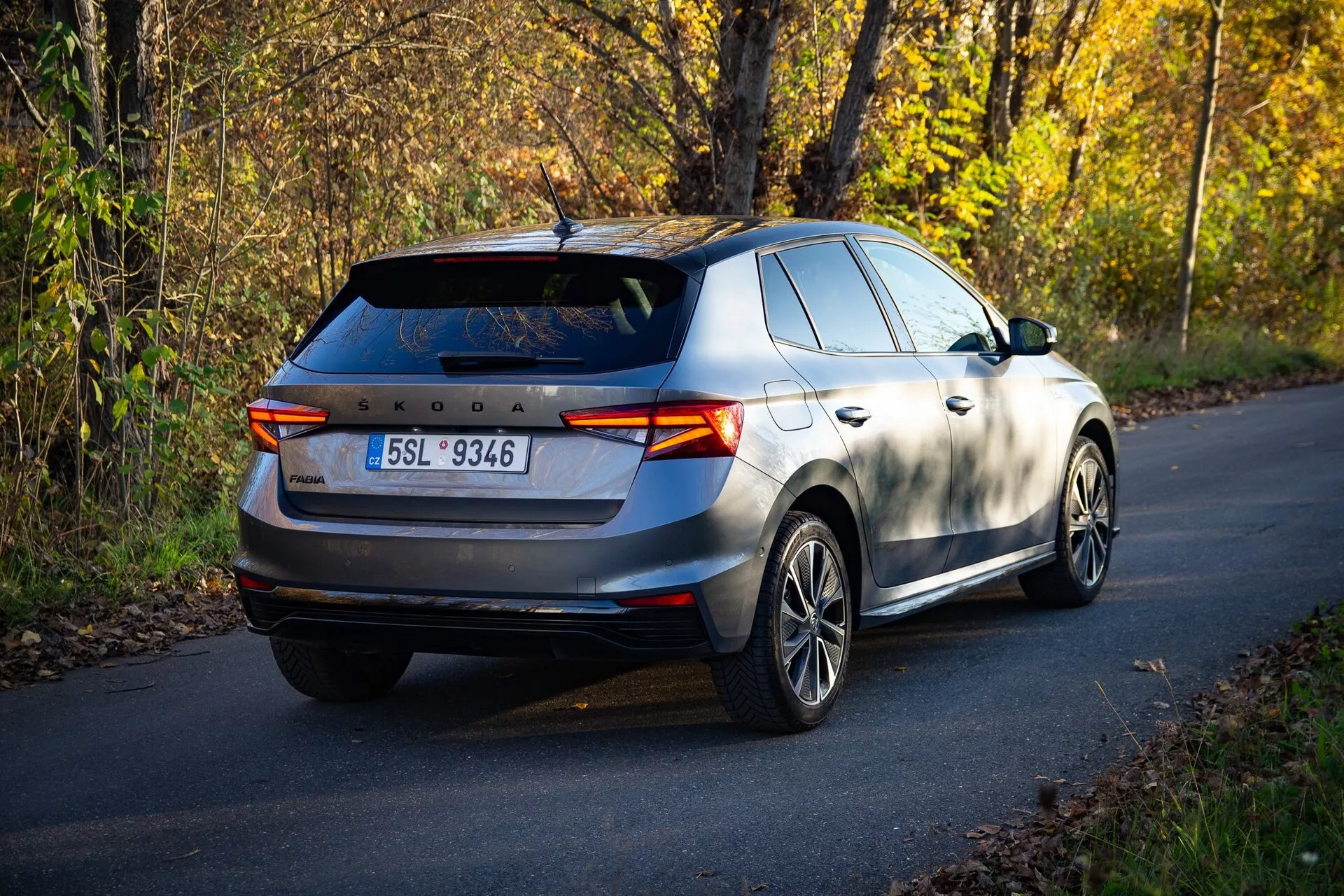 El Skoda Fabia 2021 presenta un diseño elegante y moderno con líneas aerodinámicas, un interior espacioso, un avanzado sistema de infoentretenimiento y un motor eficiente, ofreciendo una experiencia de conducción dinámica.
