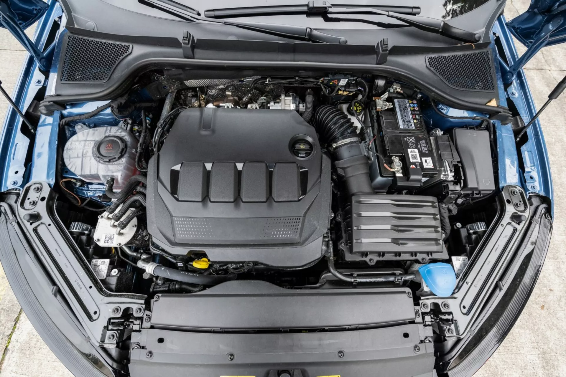 Vista superior del compartimento del motor de un Skoda Octavia 2017 con el capó abierto, mostrando los principales componentes del motor y un diseño amigable para su mantenimiento