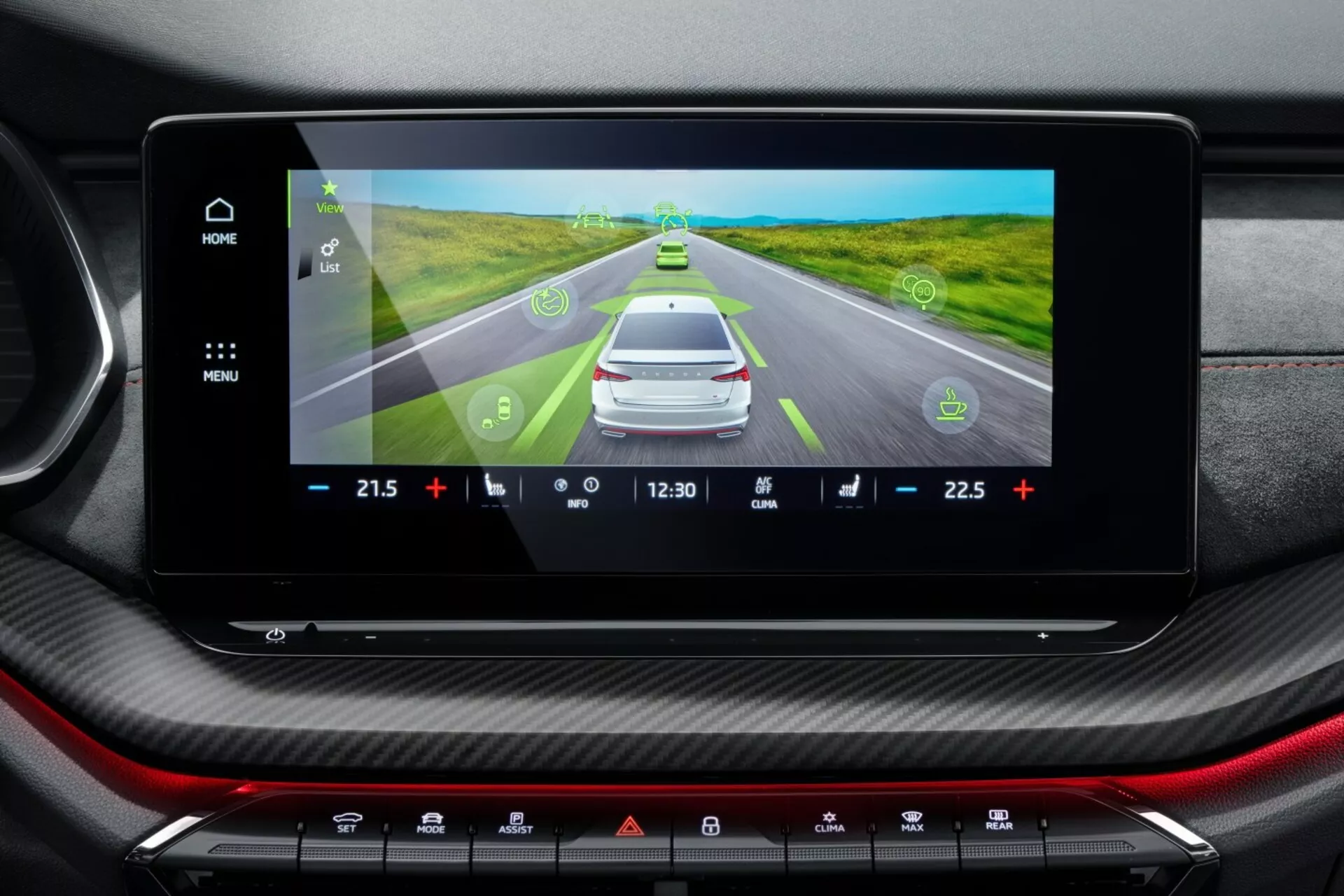 Pantalla dentro del Skoda Octavia 2017 mostrando la representación gráfica del ADAS de un coche plateado en una carretera, con íconos de asistencia de carril y detección de punto ciego, junto con indicadores de límite de velocidad, hora y temperatura en una pantalla de alta resolución