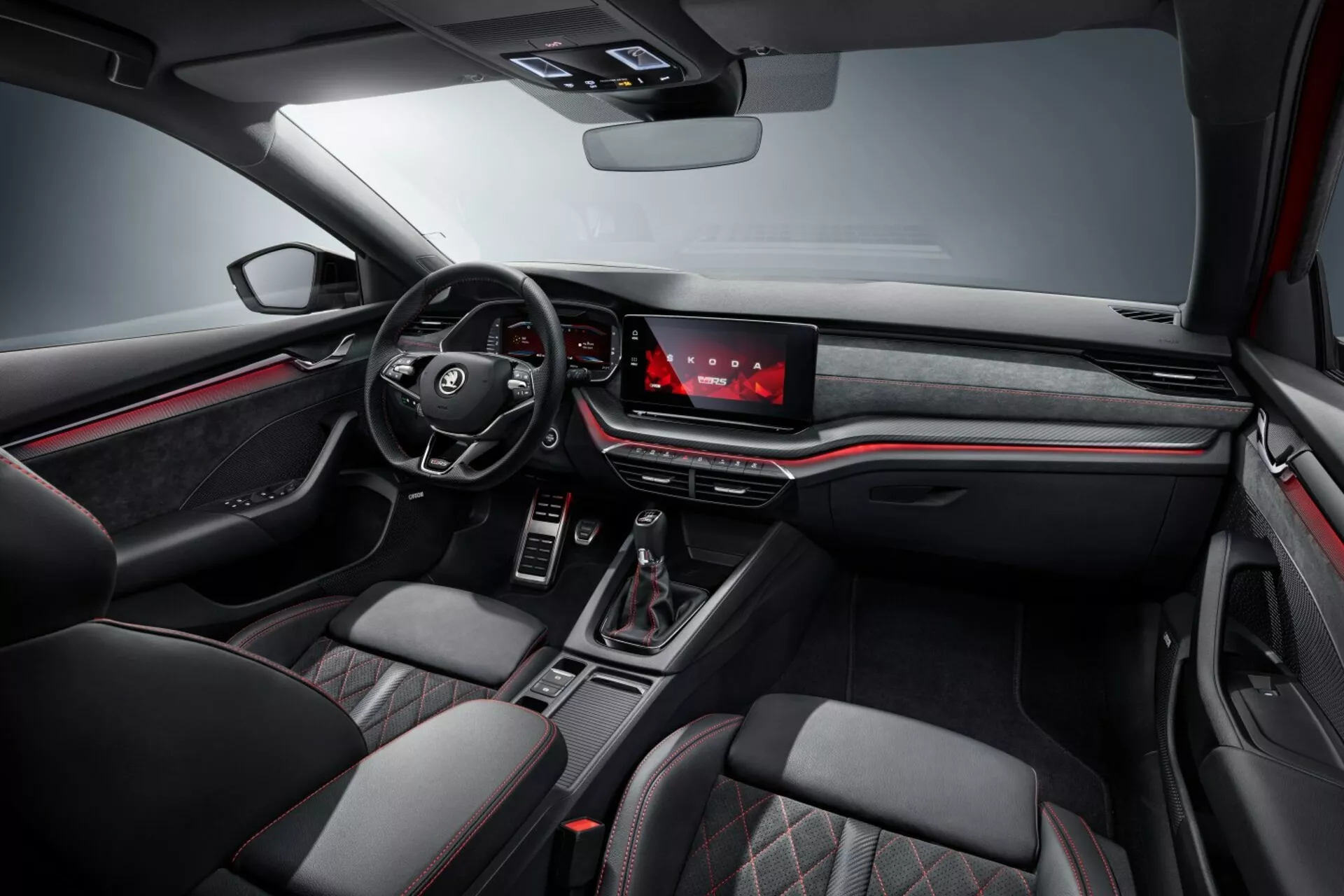 Vista interior de la limusina Skoda Octavia 2017, mostrando una cabina moderna y lujosa con un cuadro de instrumentos digital, sistema de infoentretenimiento táctil, volante multifunción de tres radios y asientos de cuero acolchado premium