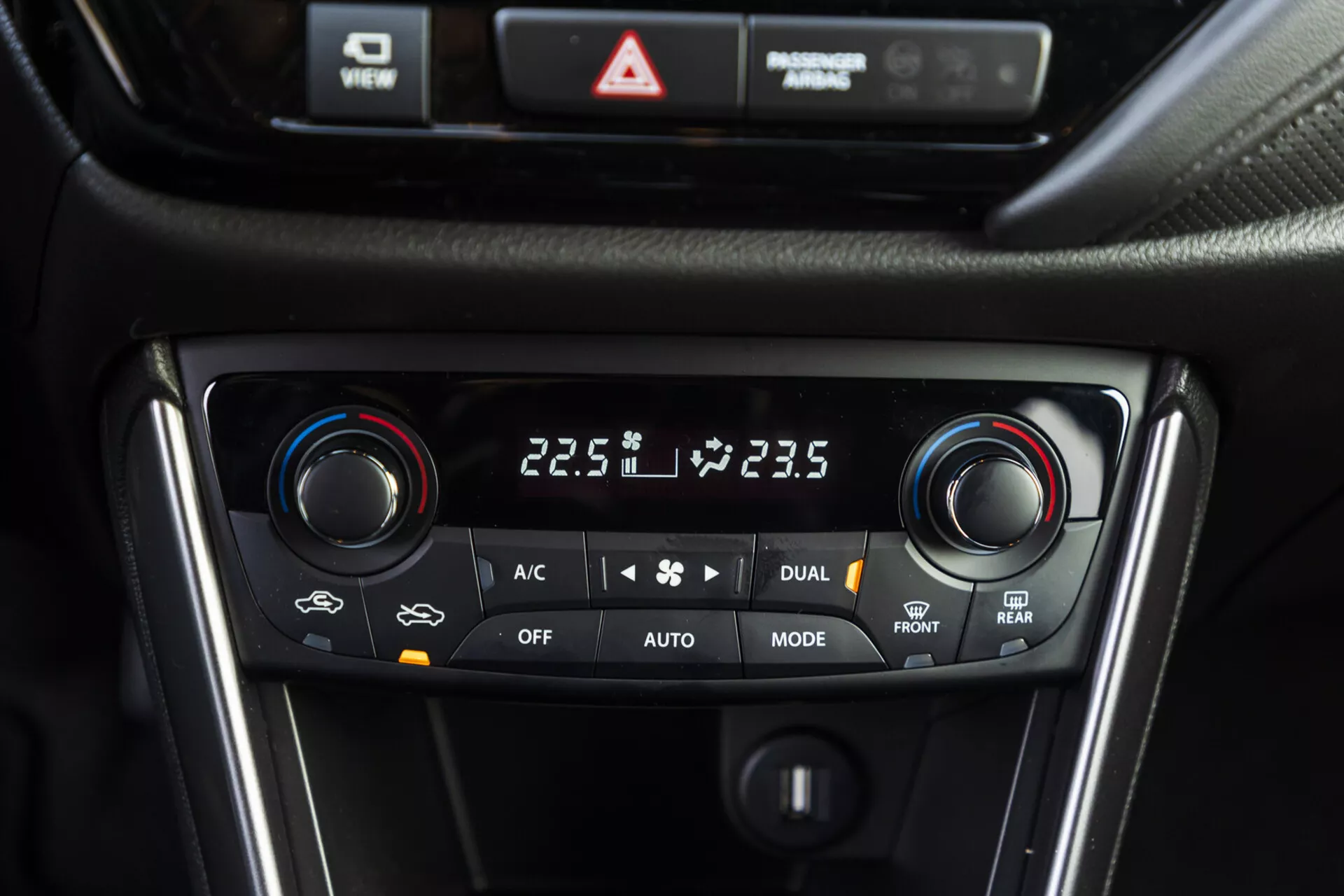 Vista detallada del sistema de control de clima de doble zona del Suzuki S-Cross 2022 mostrando la configuración de temperatura, selecciones de modo y opciones de desescarchado