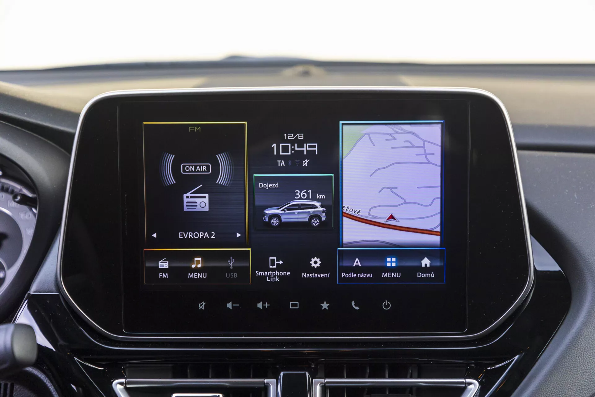 Tablero central del Suzuki S-Cross 2022 mostrando la pantalla del sistema de infoentretenimiento con radio, control climático y características de navegación GPS