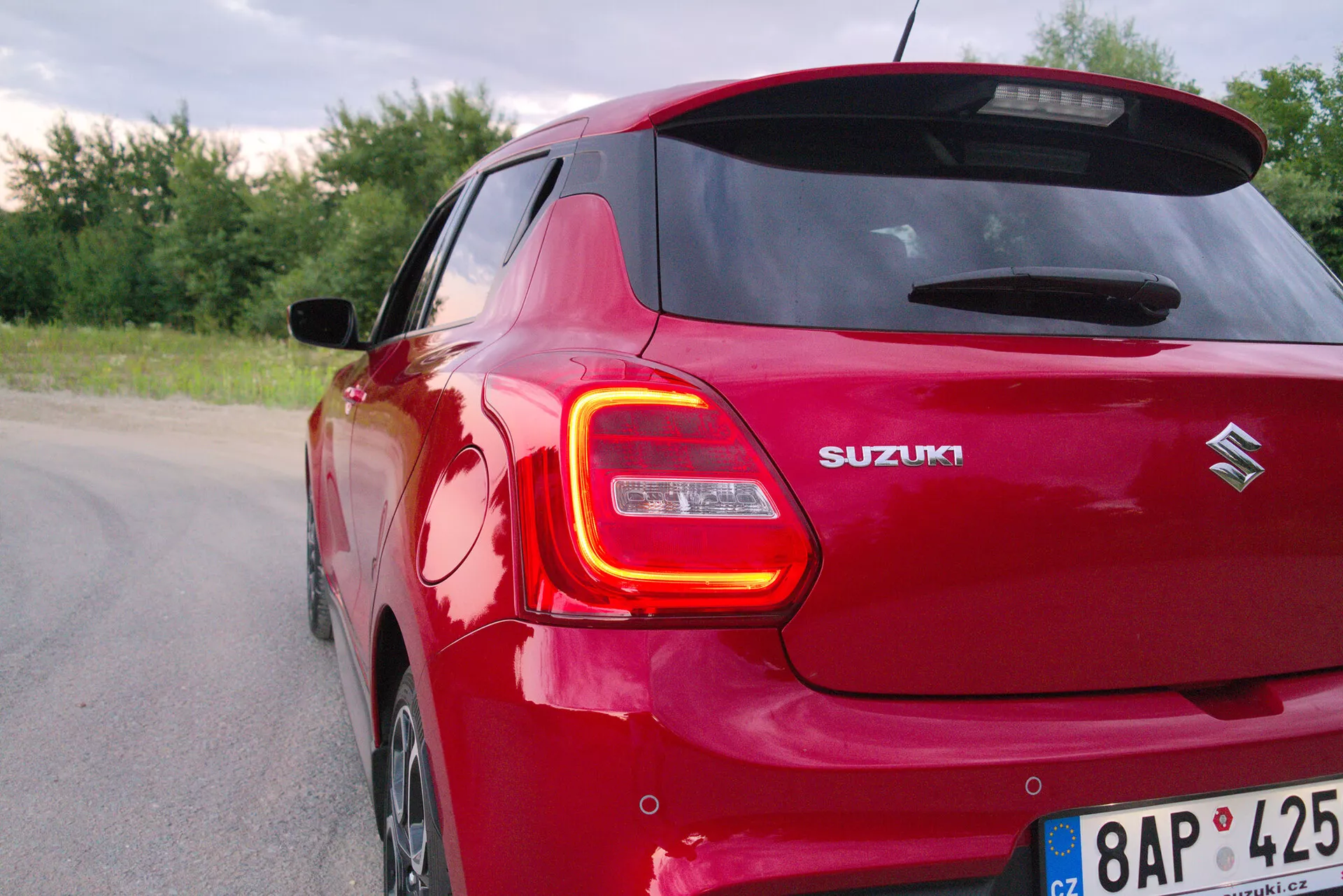 Suzuki Swift Sport 2017 - Un hatchback deportivo, compacto y elegante con contornos aerodinámicos, una robusta parrilla frontal, faros LED y llantas de aleación dinámicas, diseñado para un rendimiento potente y una manejabilidad ágil.