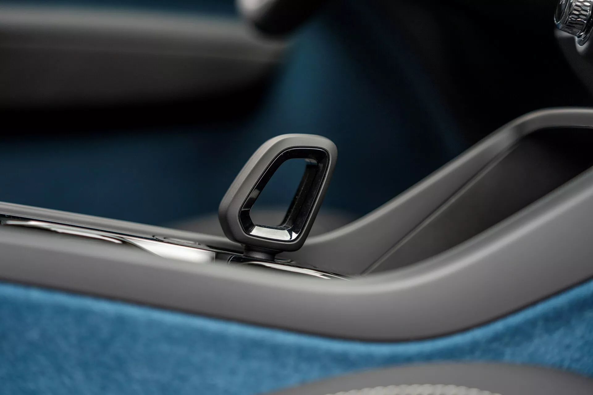 Primera generación del Volvo C40 2021 que muestra un diseño elegante, interior premium y tren motriz eléctrico avanzado en un fondo urbano moderno