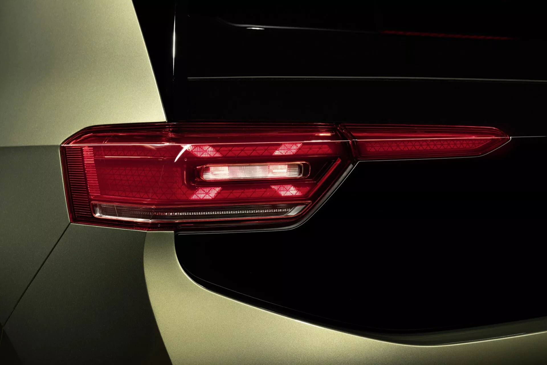 Vista detallada de la luz trasera del VW ID.3 2023 (1ª Generación - Facelift), destacando el diseño LED sofisticado y los detalles intrincados desde una perspectiva lateral