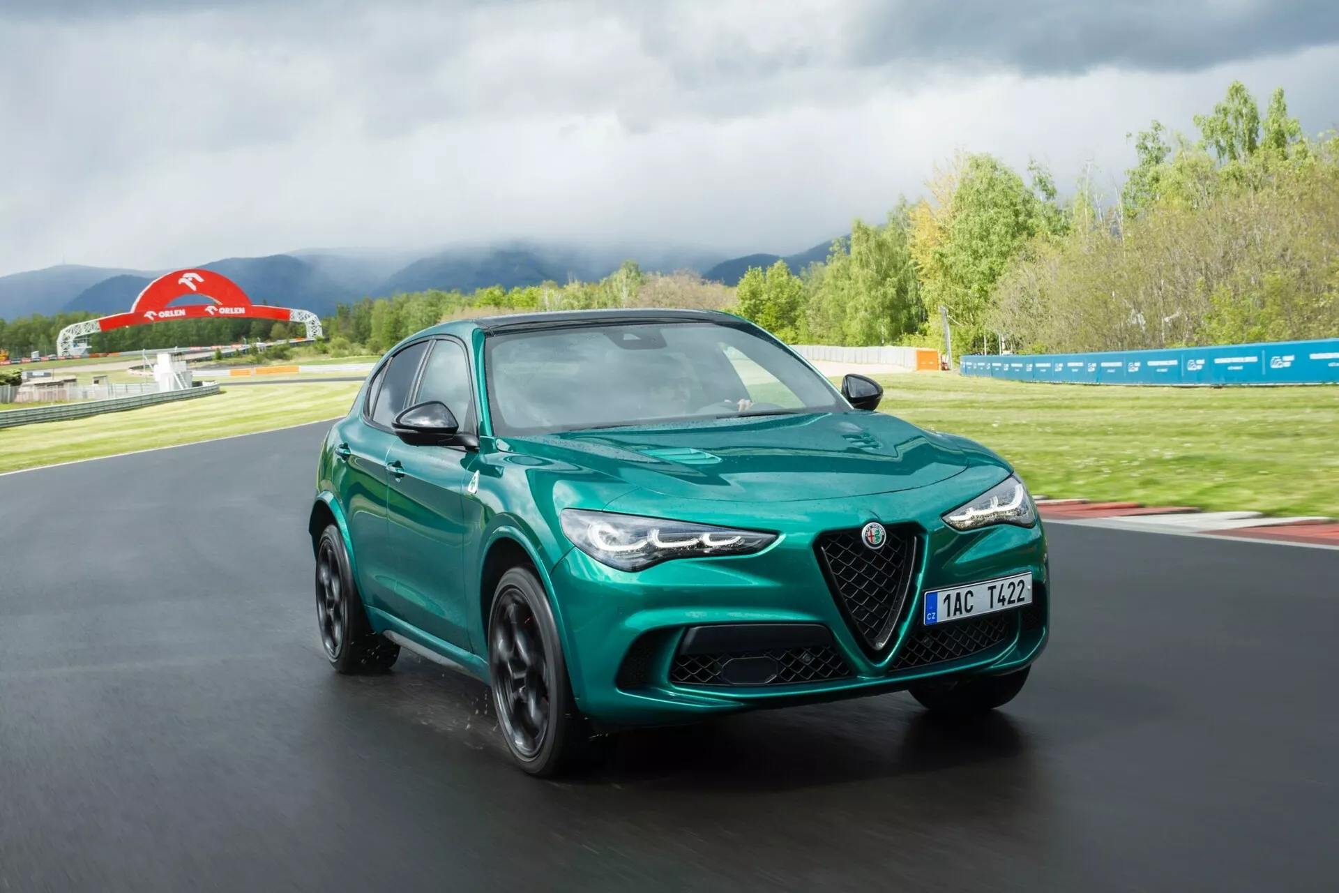 Alfa-Romeo Giulia Quadrifoglio 2023 en rojo vibrante que muestra su diseño elegante, aerodinámica avanzada y postura poderosa