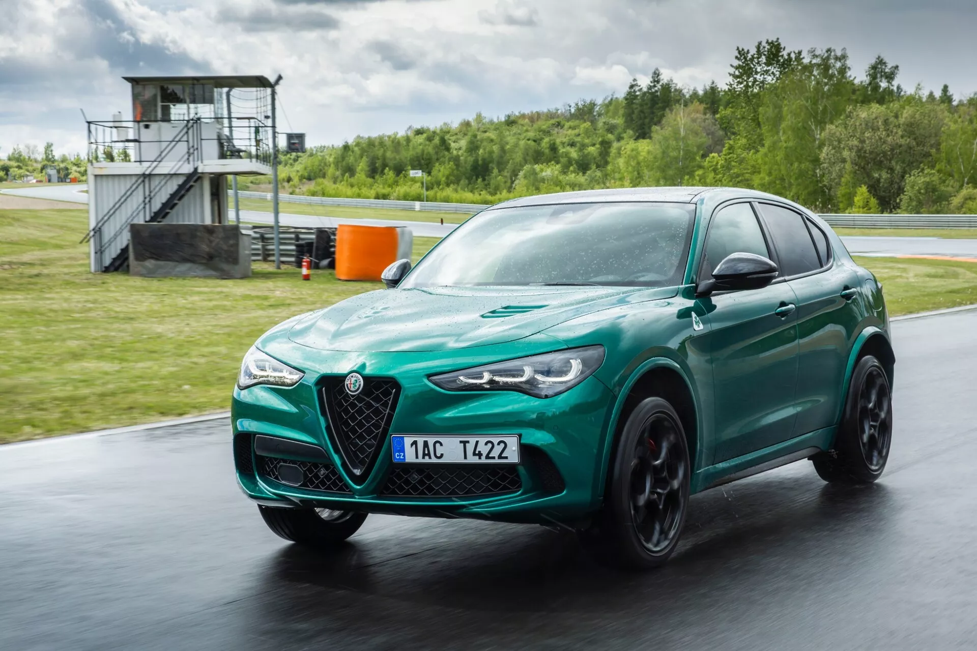 Alfa Romeo Giulia Quadrifoglio 2023 en color rojo metálico mostrando aerodinámica avanzada, diseño elegante con distintiva parrilla en forma de V y faros bi-xenón