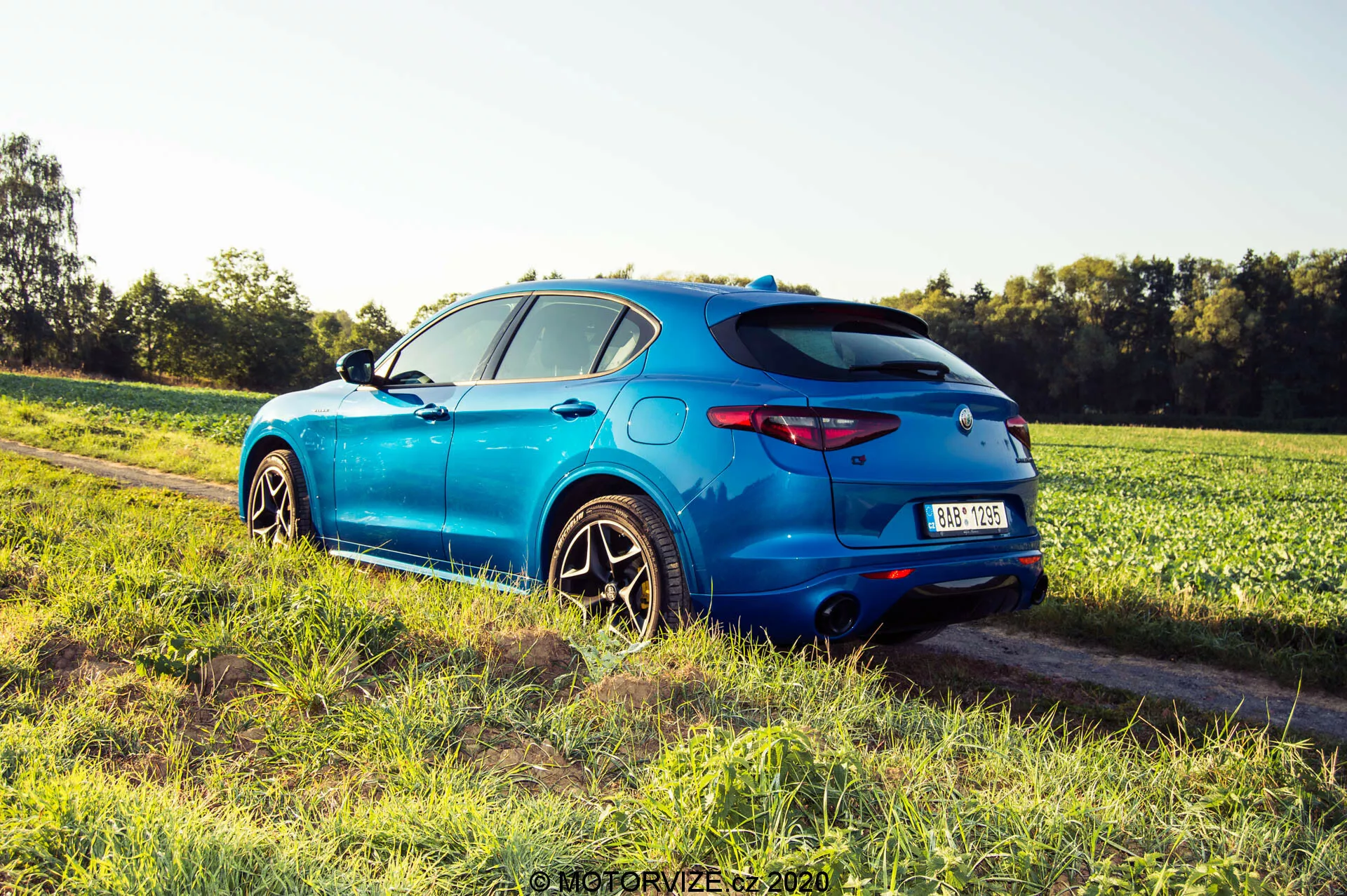 Alfa Romeo Stelvio 2017 - un SUV de lujo altamente elegante, con un diseño exterior aerodinámico, llantas de aleación premium y la distintiva parrilla frontal de Alfa Romeo, que enfatiza tanto el rendimiento deportivo como la sofisticación refinada.