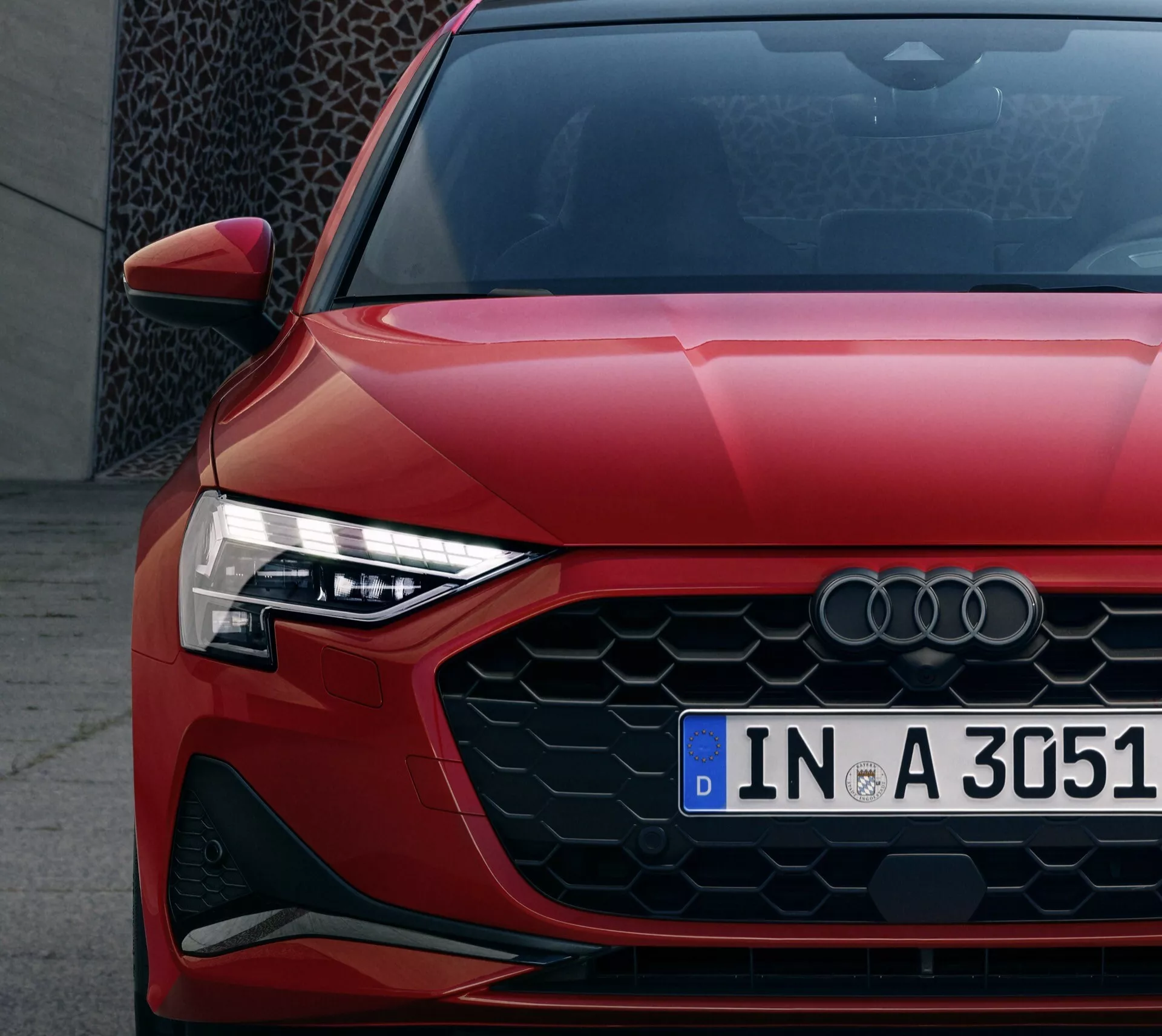Modelo Audi A3 8Y Facelift 2024 con nuevos elementos de diseño elegante, faros LED mejorados y tecnología interior actualizada