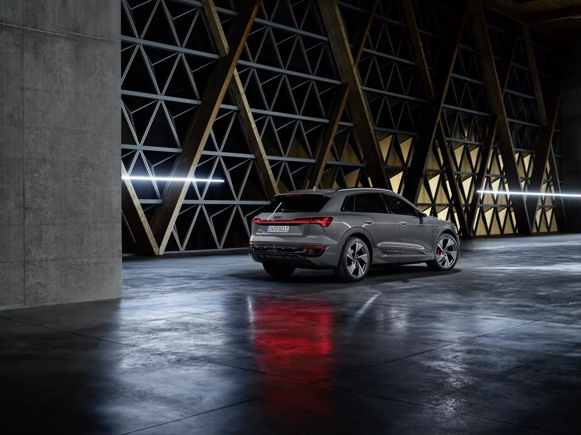 Audi Q8 e-tron 2023 en Blanco Glaciar, mostrando su elegante exterior, faros LED avanzados y silueta dinámica