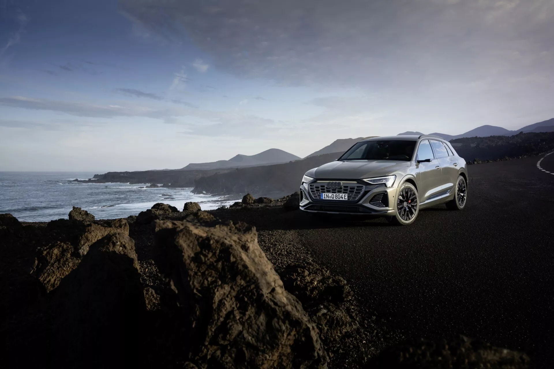 Vista frontal lateral de Audi Q8 E-Tron GE 2023 en azul metálico en la autopista