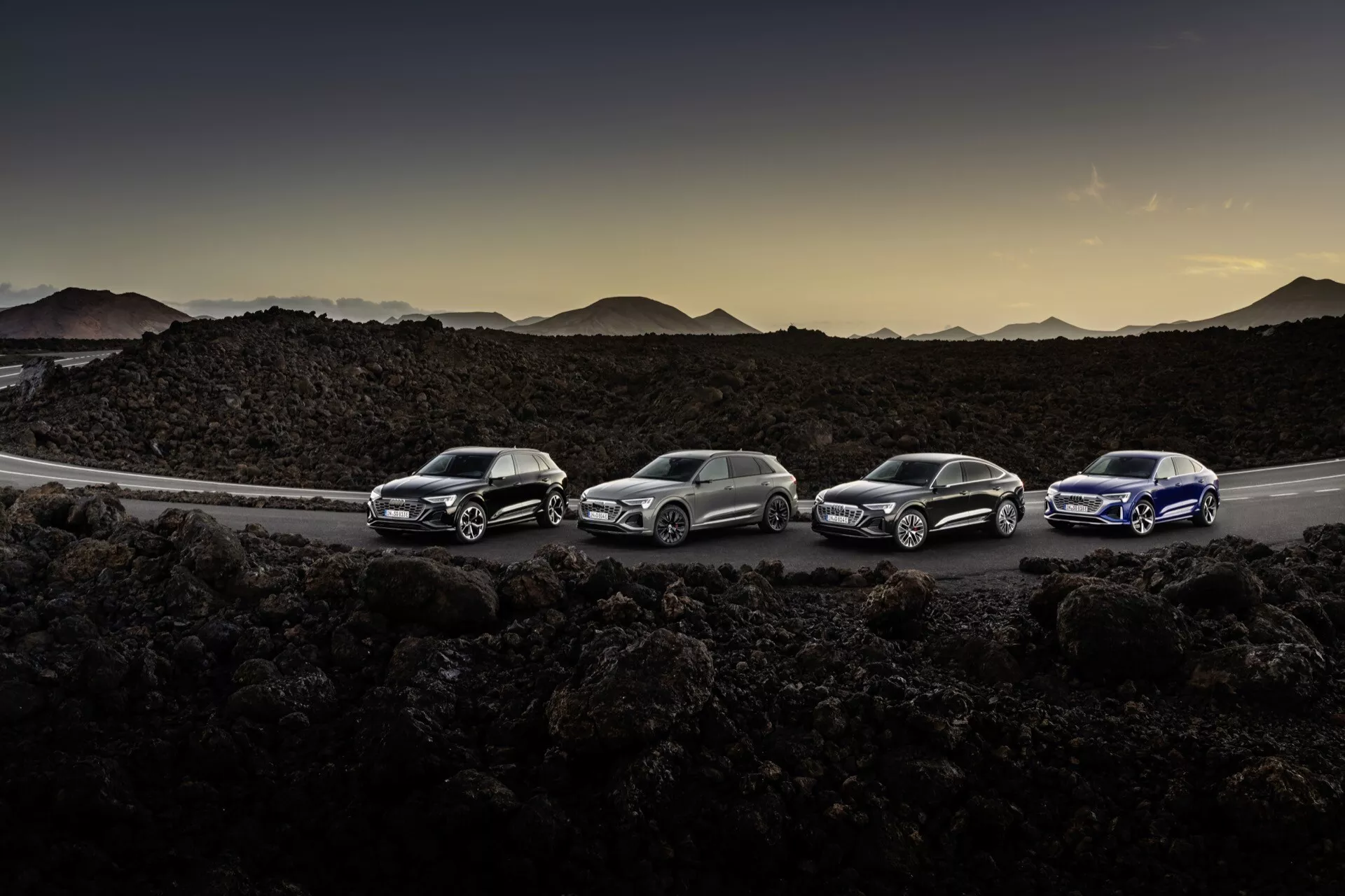 SUV eléctrico Audi Q8 e-tron 2023 en Blanco Glaciar, mostrando características tecnológicas avanzadas y diseño elegante