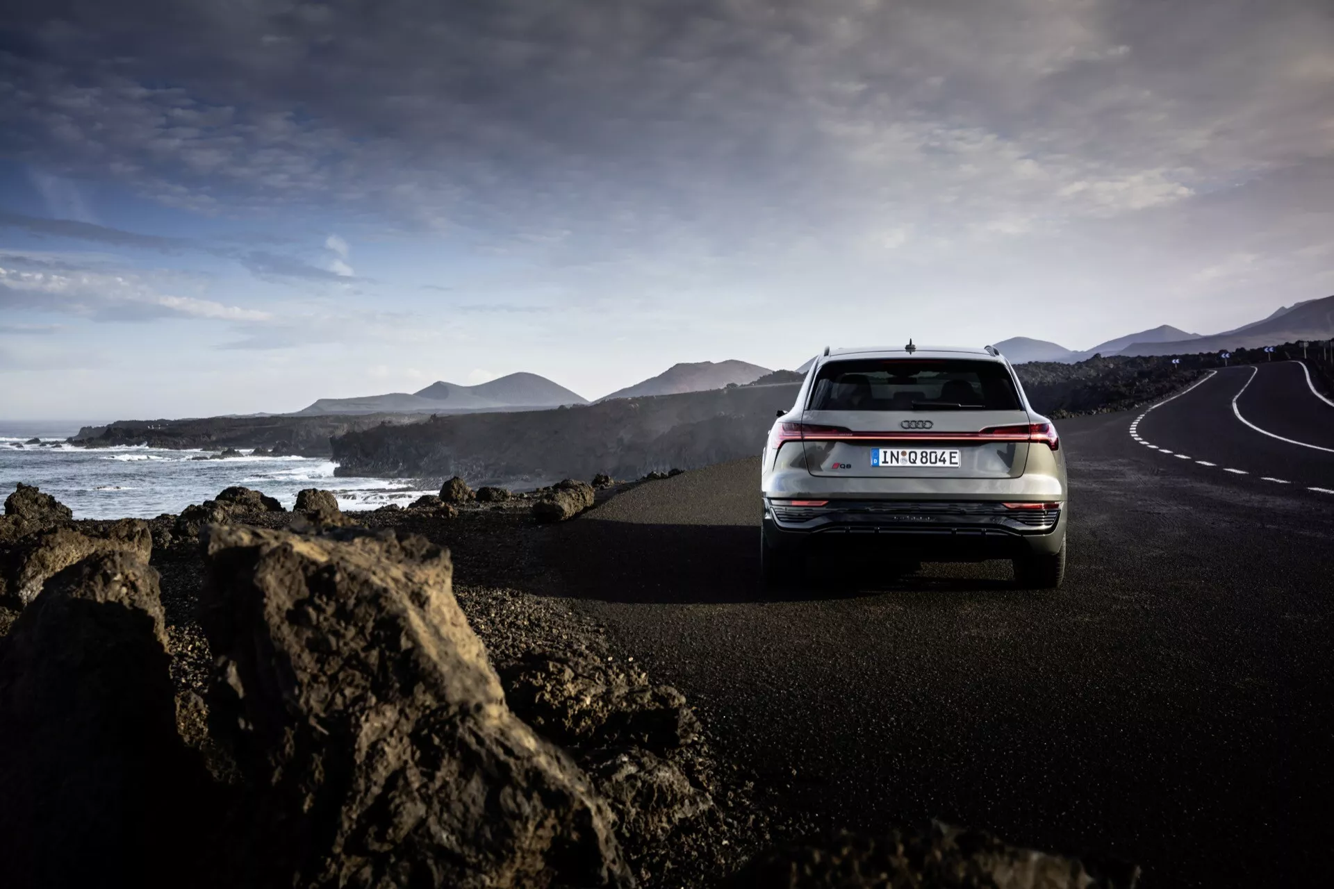 Audi Q8 e-tron 2023 en Edición Grafito mostrando su silueta elegante, iluminación LED avanzada y diseño aerodinámico