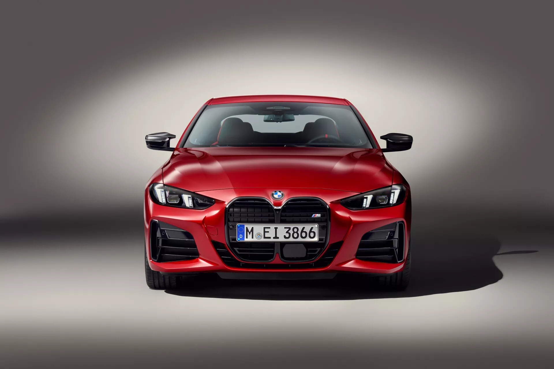 Vista frontal del BMW Serie 4 2024 (G22-G23-G26-G82-G83 Facelift) con faros LED, gran parrilla de riñón y diseño aerodinámico sobre un fondo gris degradado