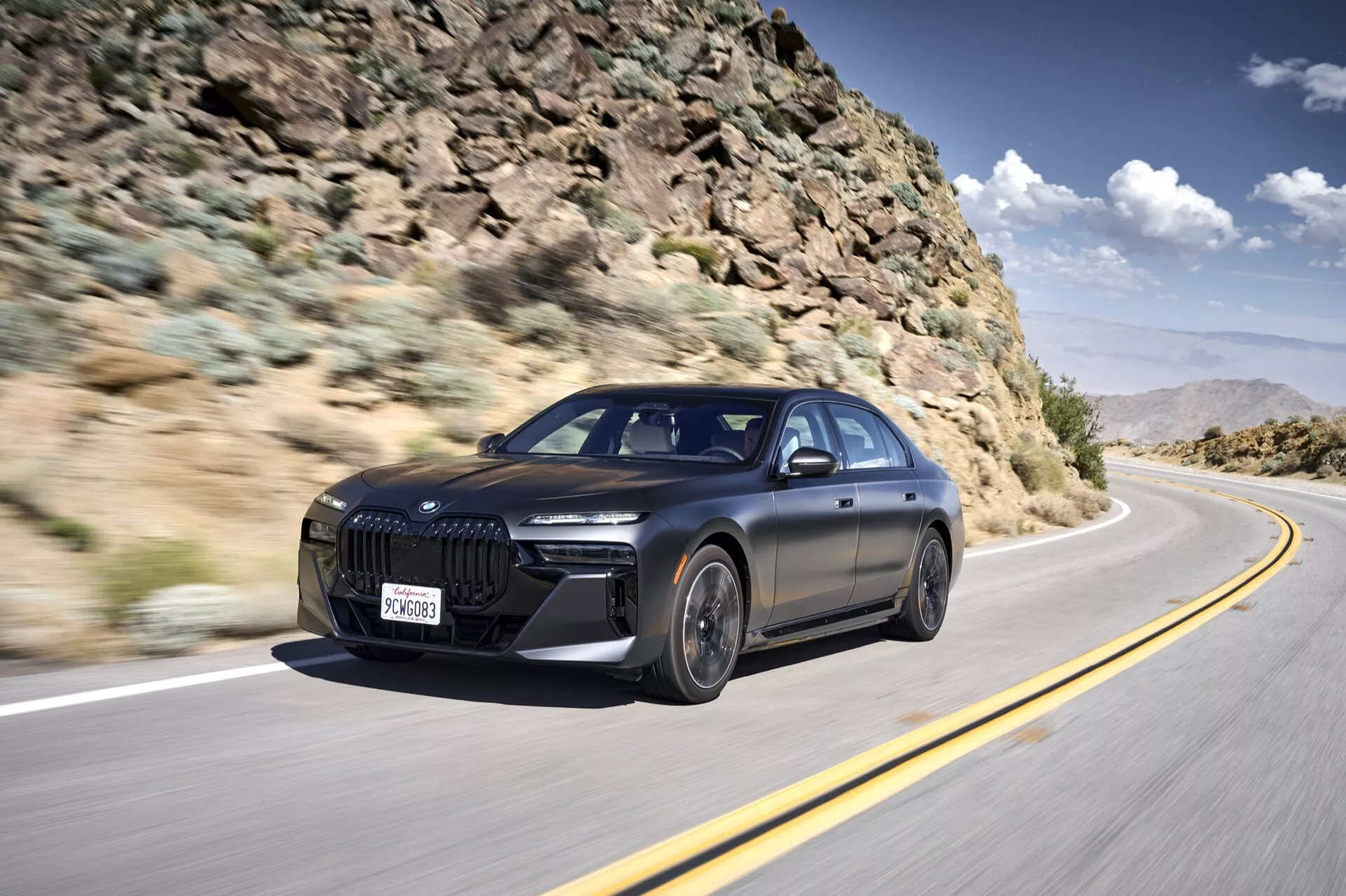 Modelo BMW i7 G70 2022 mostrando su elegante diseño exterior, sistema de iluminación innovador y acabados modernos de lujo