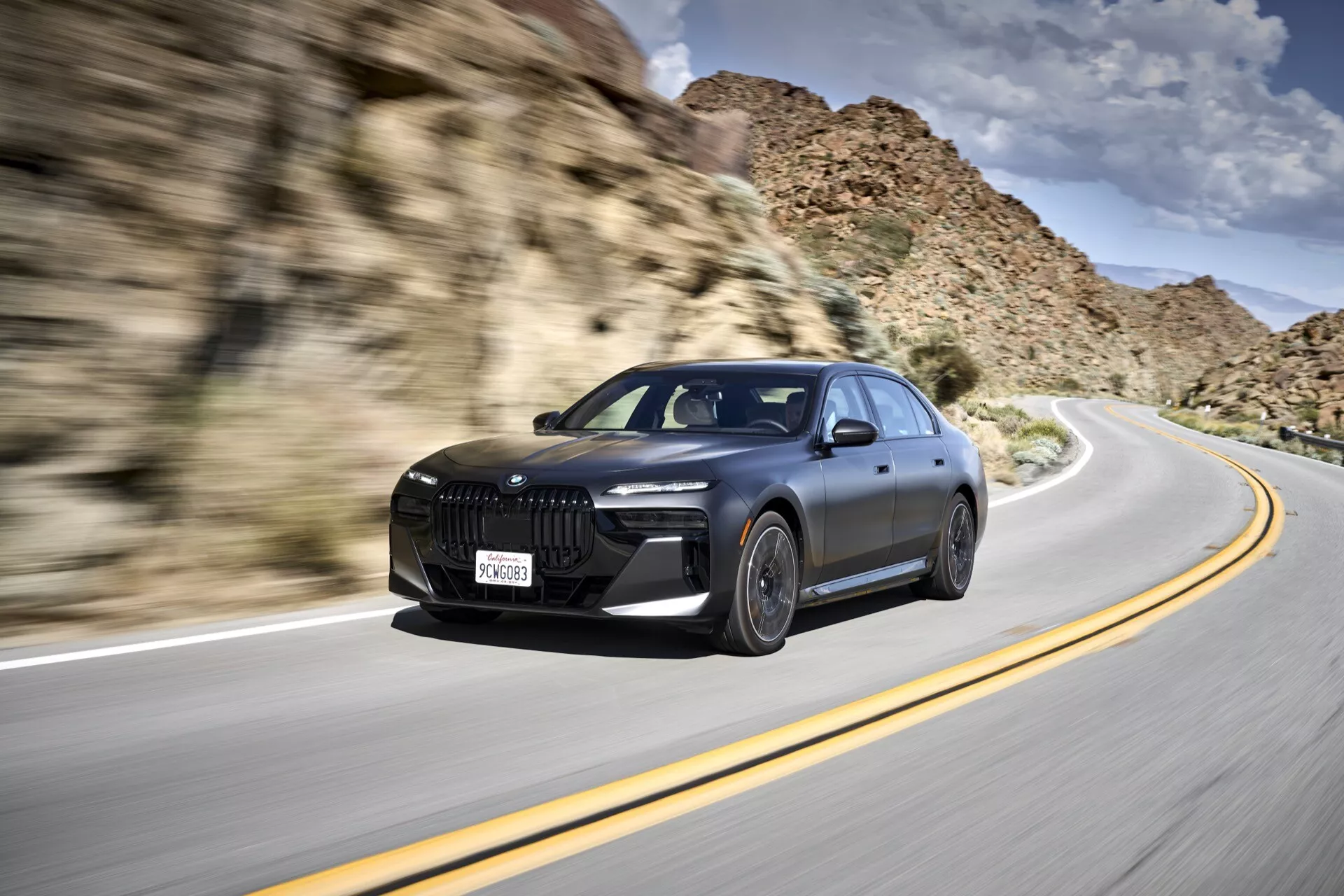 BMW i7 G70 del 2022 en elegante negro mostrando tecnología avanzada y características de lujo