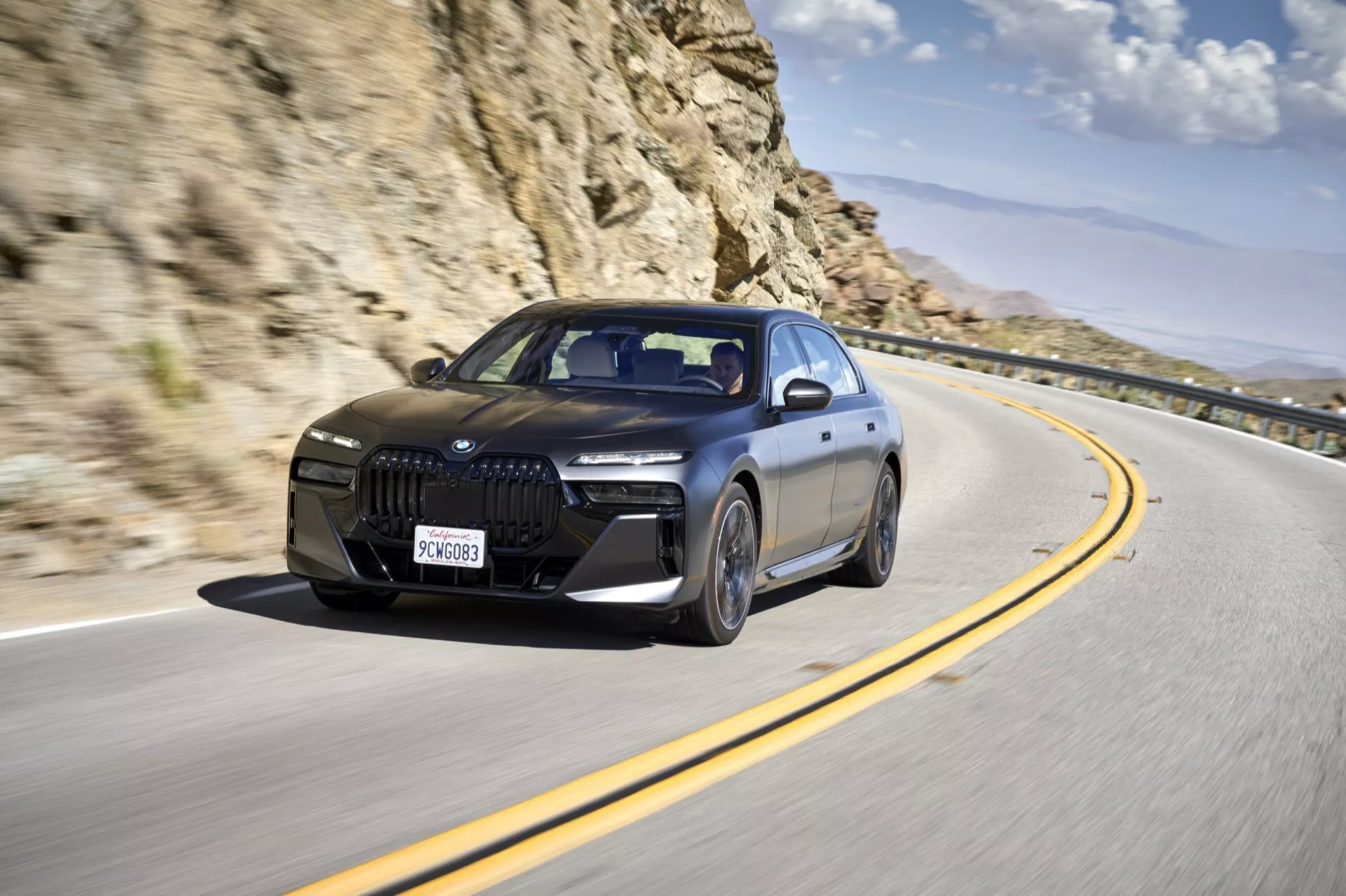 BMW i7 G70 2022 en elegante plata, mostrando firma de luz LED y diseño futurista