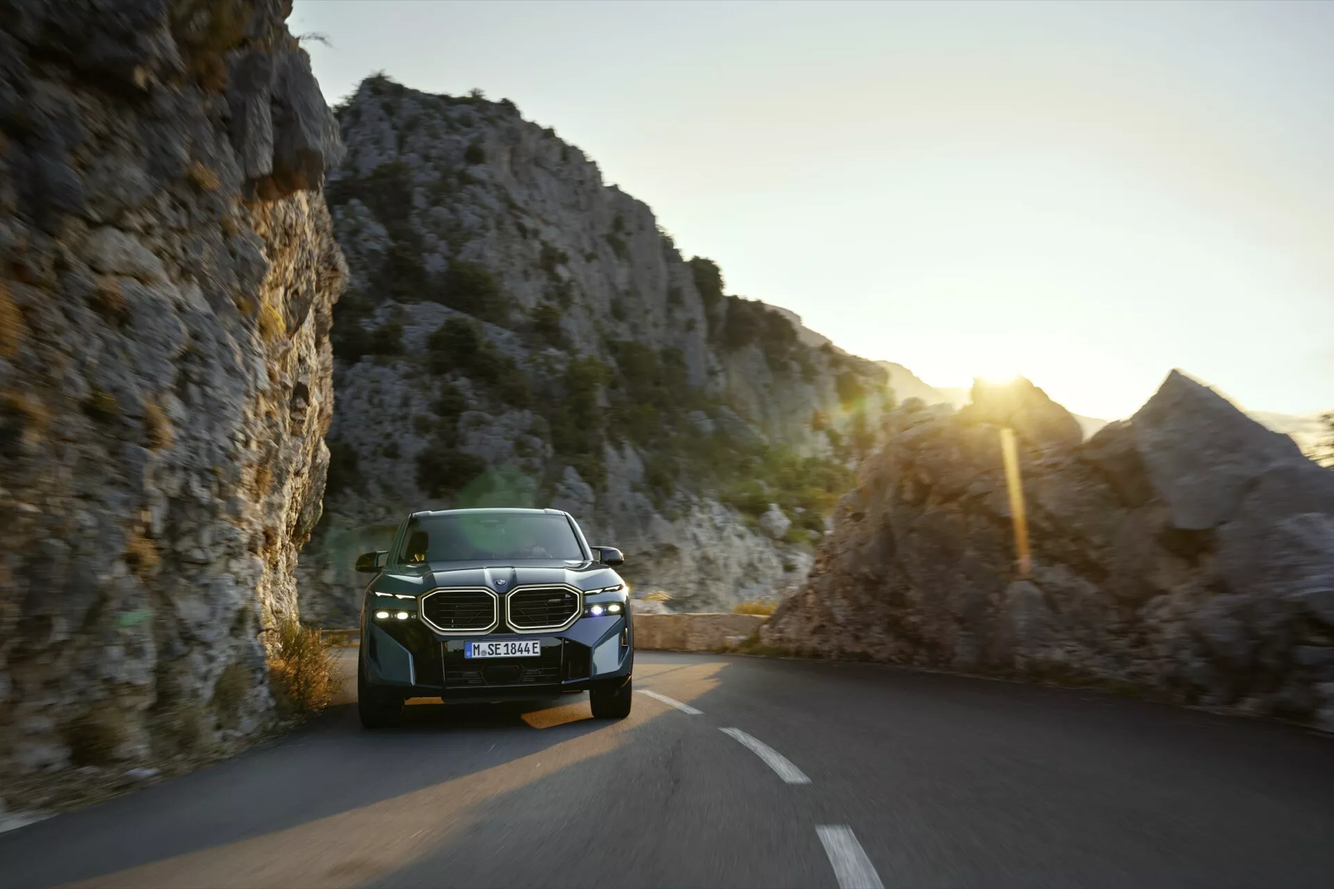 BMW XM (G09) 2023 exhibiendo su diseño elegante, tecnología híbrida innovadora e interior lujoso