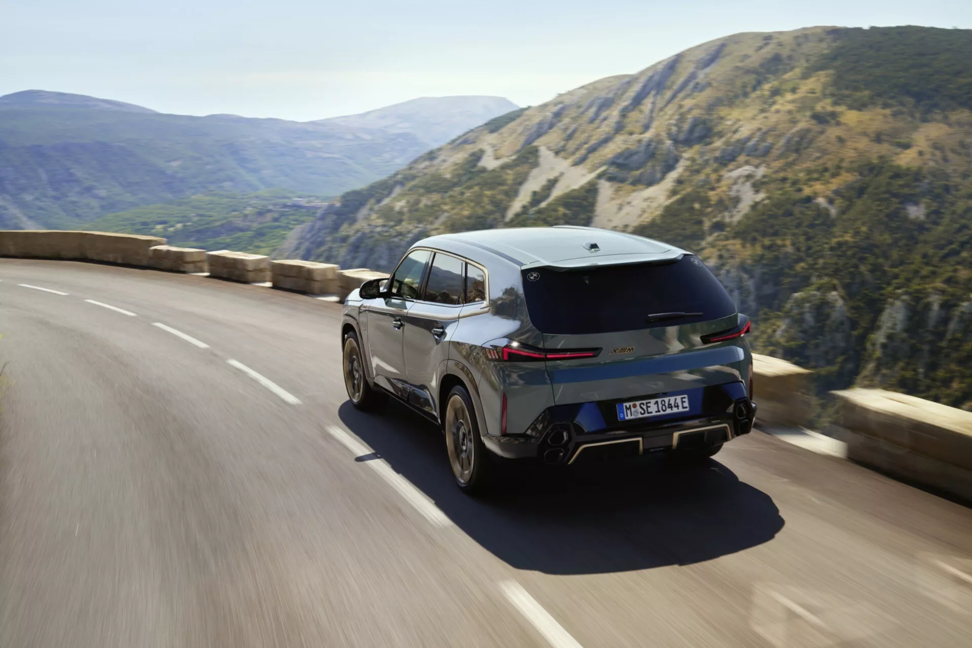 BMW XM (G09) 2023 exhibiendo su diseño lujoso e innovador, con motor híbrido potente, interfaz de tecnología avanzada y características de seguridad de última generación