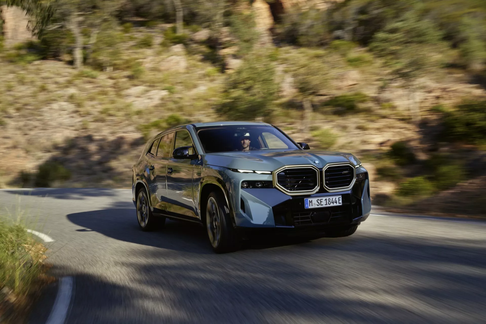 El modelo BMW XM G09 del 2023 exhibe un diseño elegante y características innovadoras