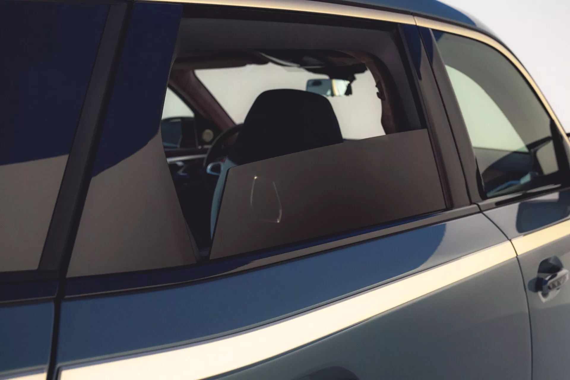 Modelo 2023 de BMW XM (G09) mostrando su diseño elegante, características innovadoras y tecnología de vanguardia en un entorno de conducción dinámico