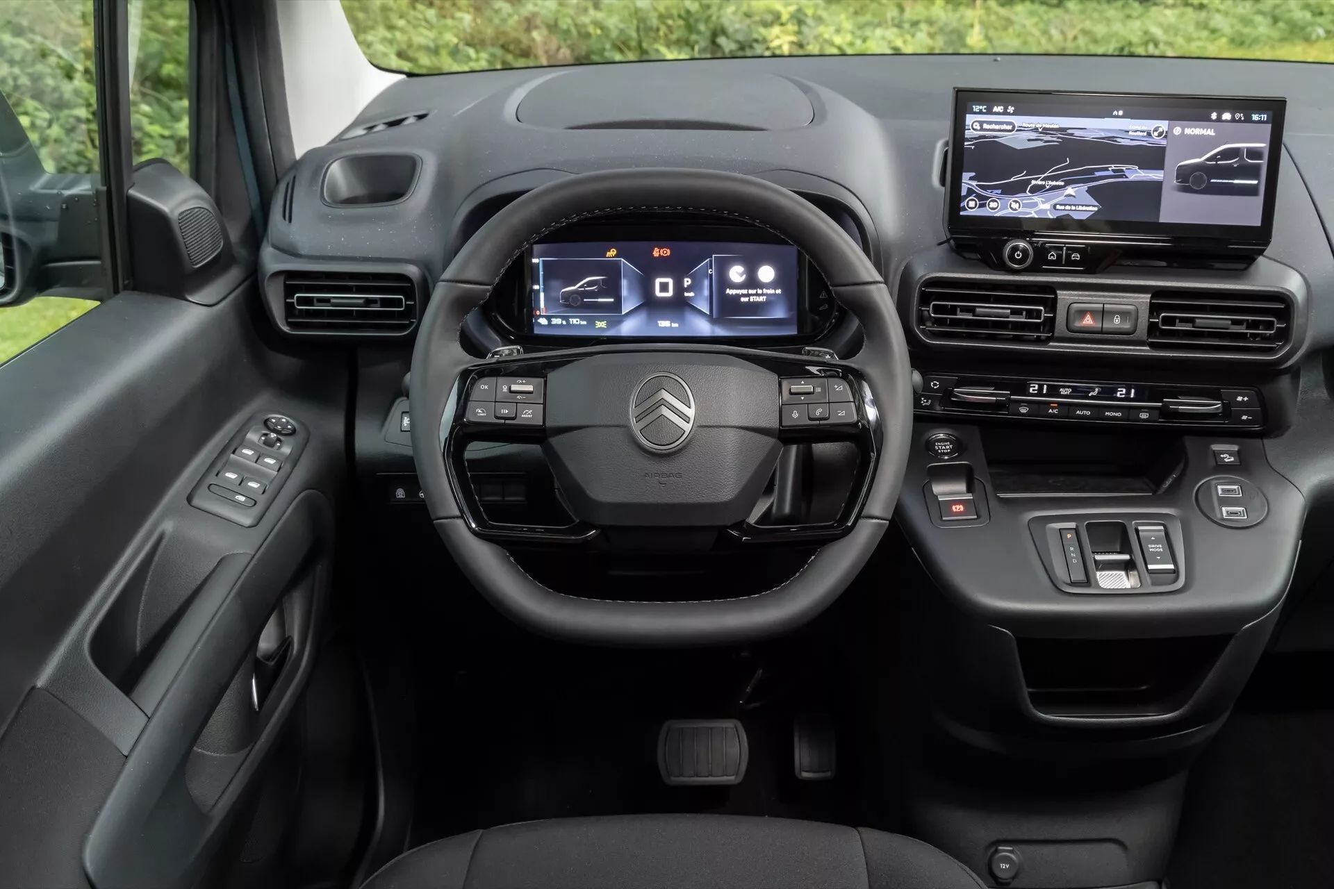 Interior del Citroen Berlingo 2024 (Facelift de 3ra Generación) mostrando la perspectiva del conductor del tablero orientado digitalmente, con volante multifuncional de tres radios, panel de instrumentos digital, sistema de infoentretenimiento táctil y acabados de materiales de alta calidad.