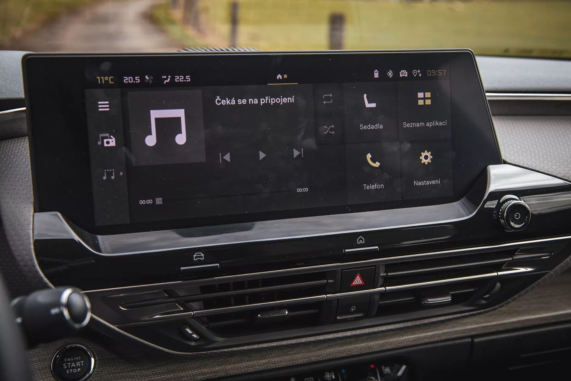 Interior del Citroen C5-X 2022 centrado en el sistema de infoentretenimiento táctil de alta resolución en el tablero que presenta reproducción de medios, conectividad telefónica y botones de control climático con un diseño moderno y elegante