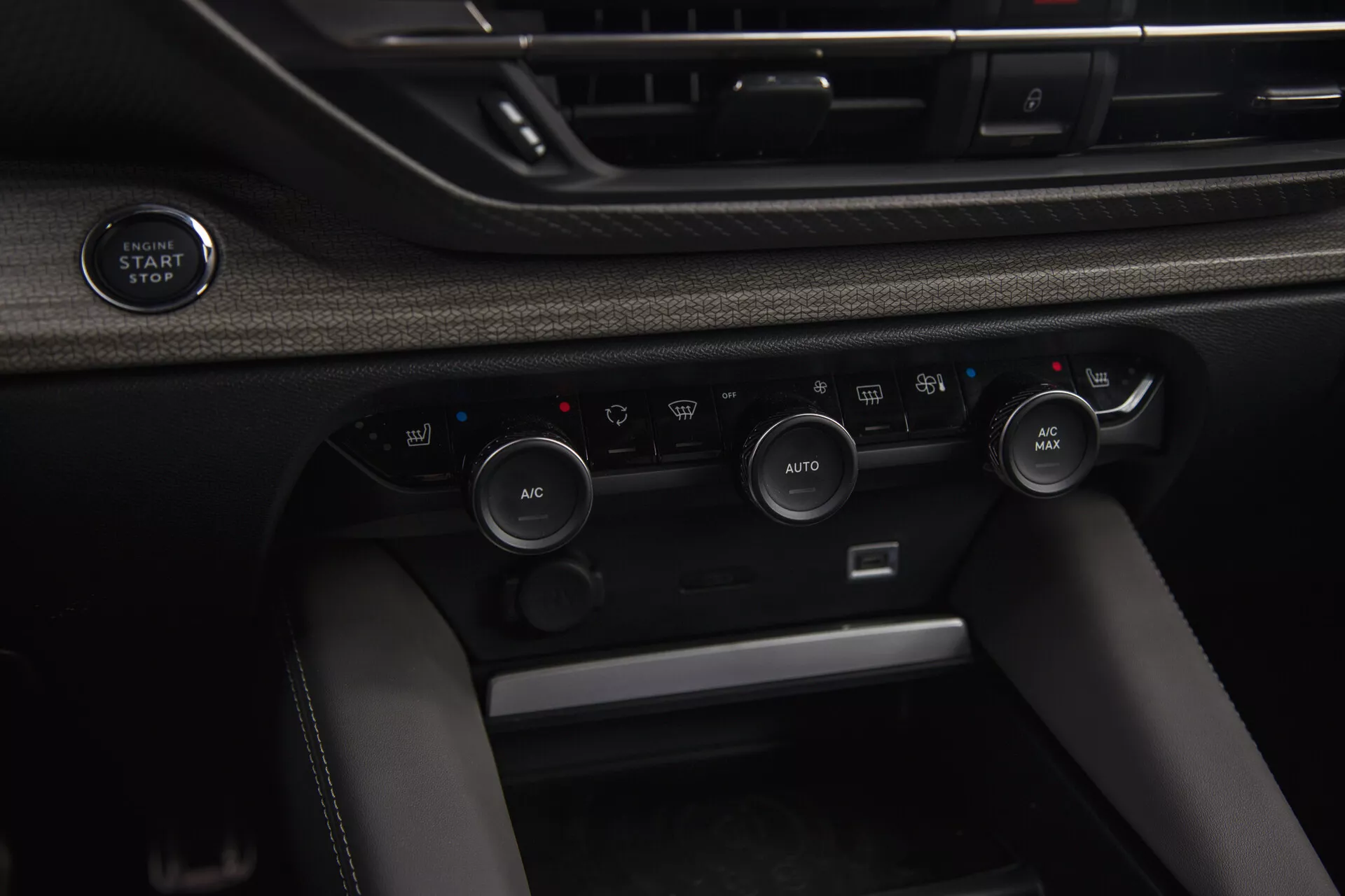 Vista detallada del interior del Citroen C5-X 2022 con botón de encendido/apagado sin llave y sistema avanzado de control climático con regulación AUTOMÁTICA de temperatura y opciones de recirculación de aire.